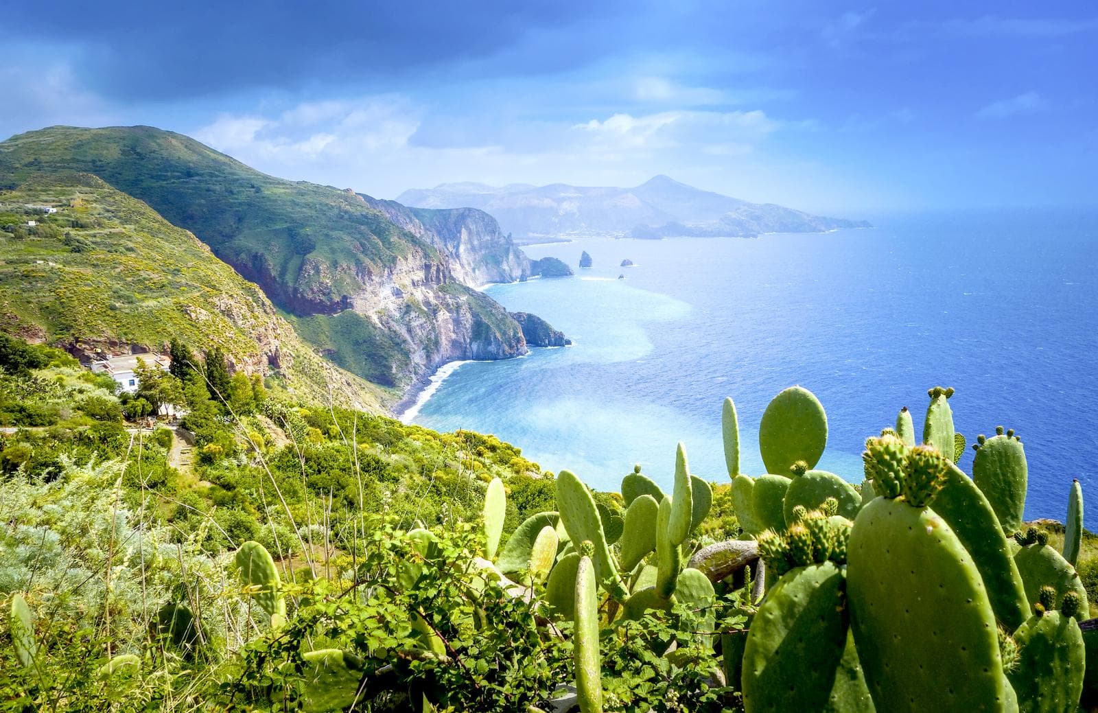 Auf den Äolische Inseln treffen steile Küsten, tiefblaues Meer und mediterrane Vegetation zu einer spektakulären Naturkulisse zusammen.
