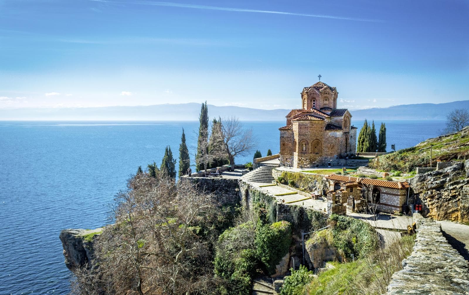Die Kirche des Heiligen Johannes von Kaneo erhebt sich eindrucksvoll über dem Ohridsee in Nordmazedonien.