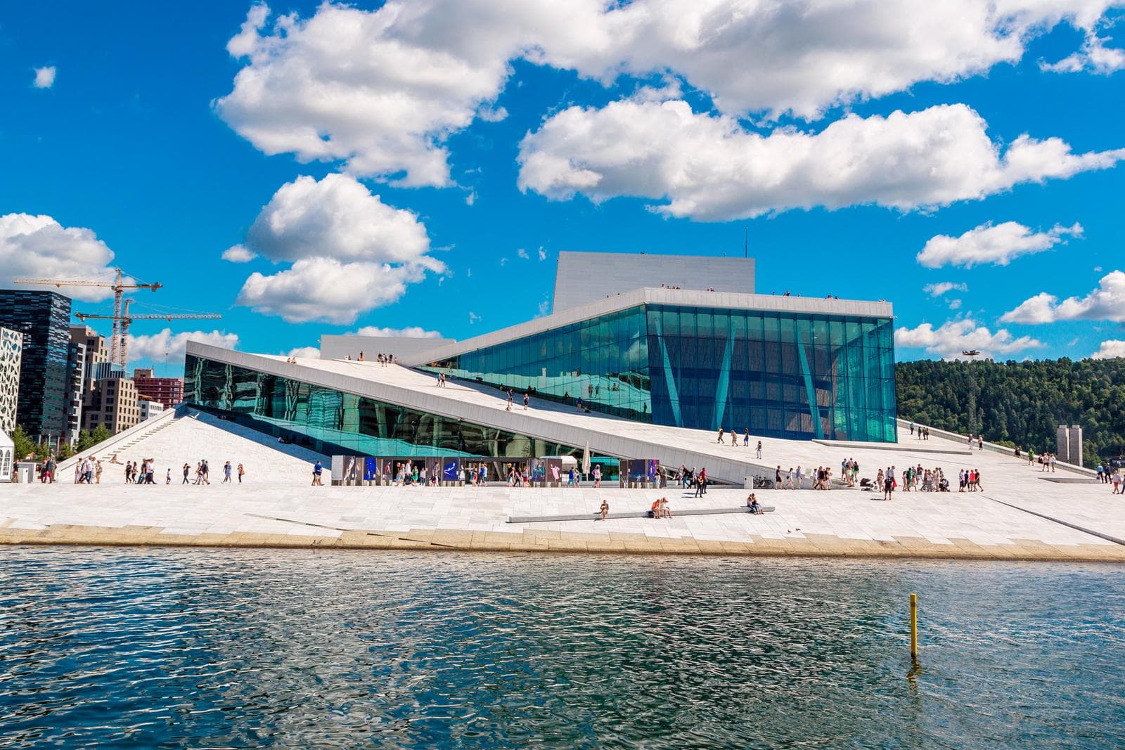Oslo, Norwegen: Modernes Opernhaus mit weißem Marmor und blauer Glasfassade am Wasser.