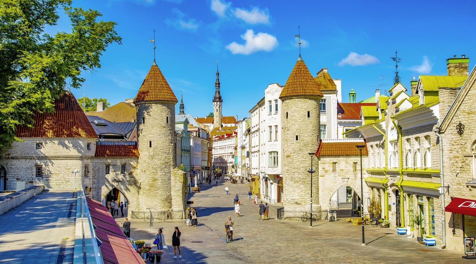 Die historischen Stadttore prägen das malerische Stadtbild der Altstadt von Tallinn