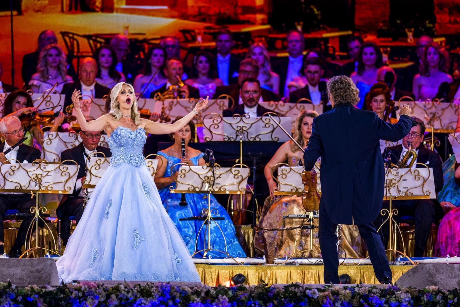 Klassisches Konzert mit Andre Rieu in Maastricht, Niederlande, mit prachtvollen Kleidern.