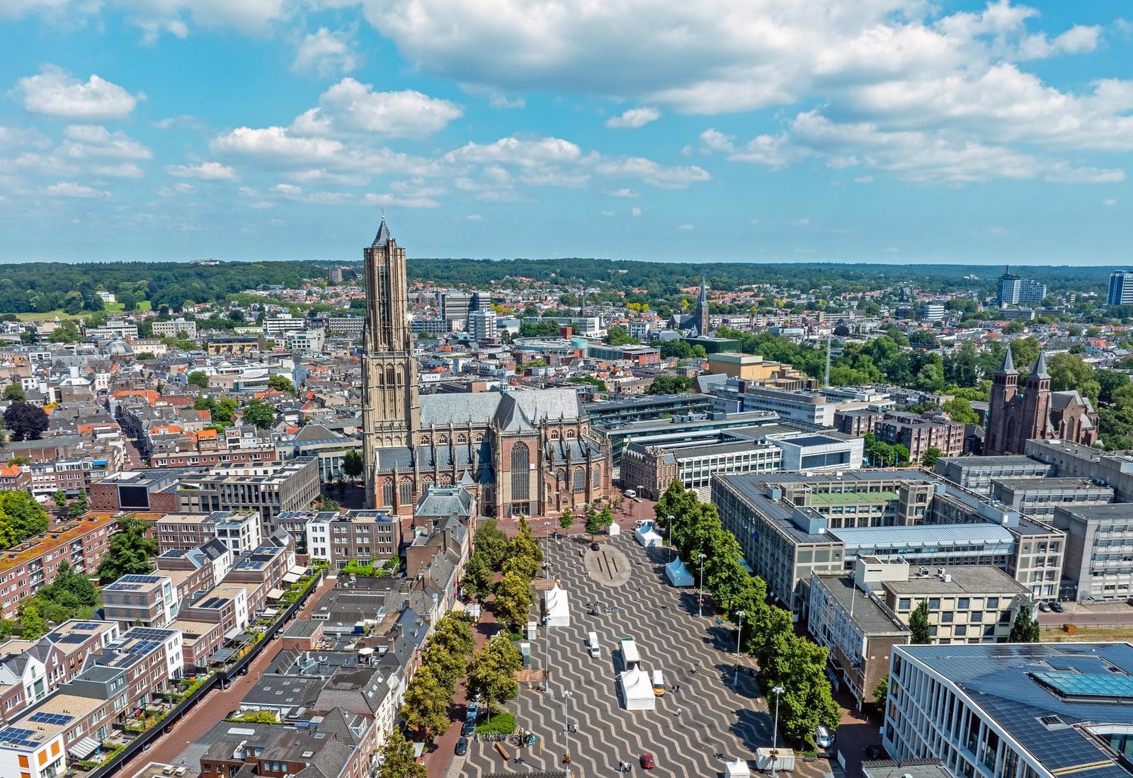 Luftaufnahme von Arnheim, Niederlande; markante Kathedrale und weite Stadtlandschaft.