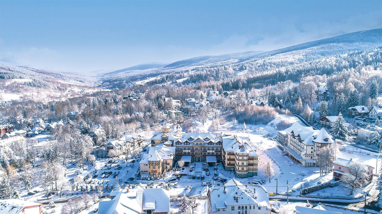 Verschneites Winterdorf in den Bergen, Tschechien; idyllische Landschaft, klare Himmel.