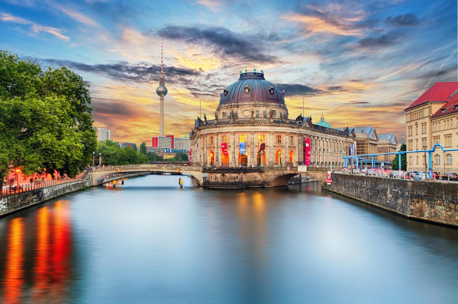 Bode-Museum und Fernsehturm in Berlin bei Sonnenuntergang, reflektiert im Fluss.