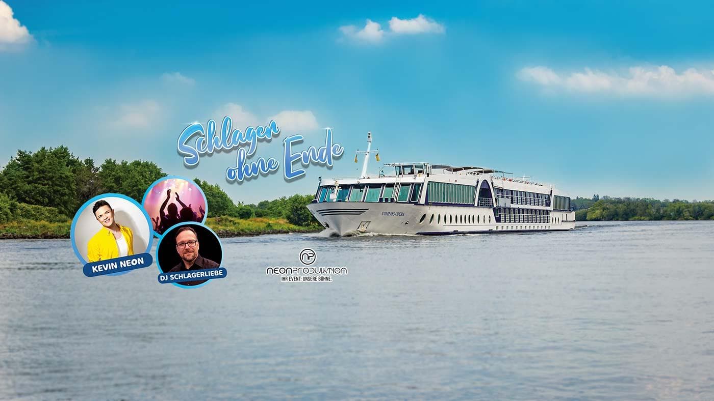 Flusskreuzfahrtschiff auf sonnigem Gewässer, umgeben von grüner Landschaft.