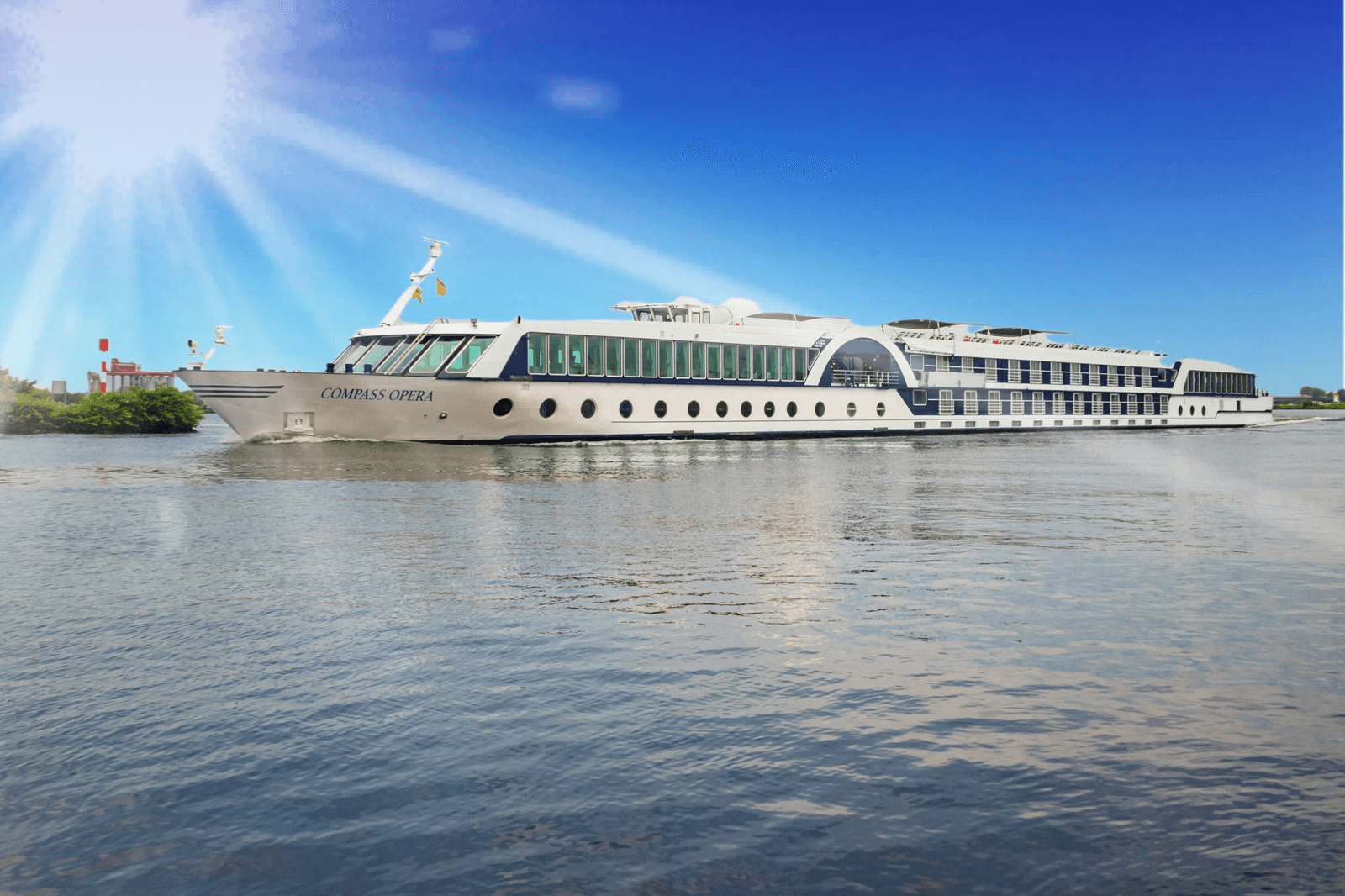 Kreuzfahrt auf der Donau, sonniger Tag, Flusslandschaft, vermutlich in Mitteleuropa.