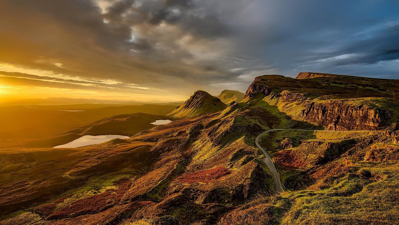 Spektakuläre Landschaft in Schottland, mit leuchtenden Hügeln und atemberaubendem Sonnenuntergang.