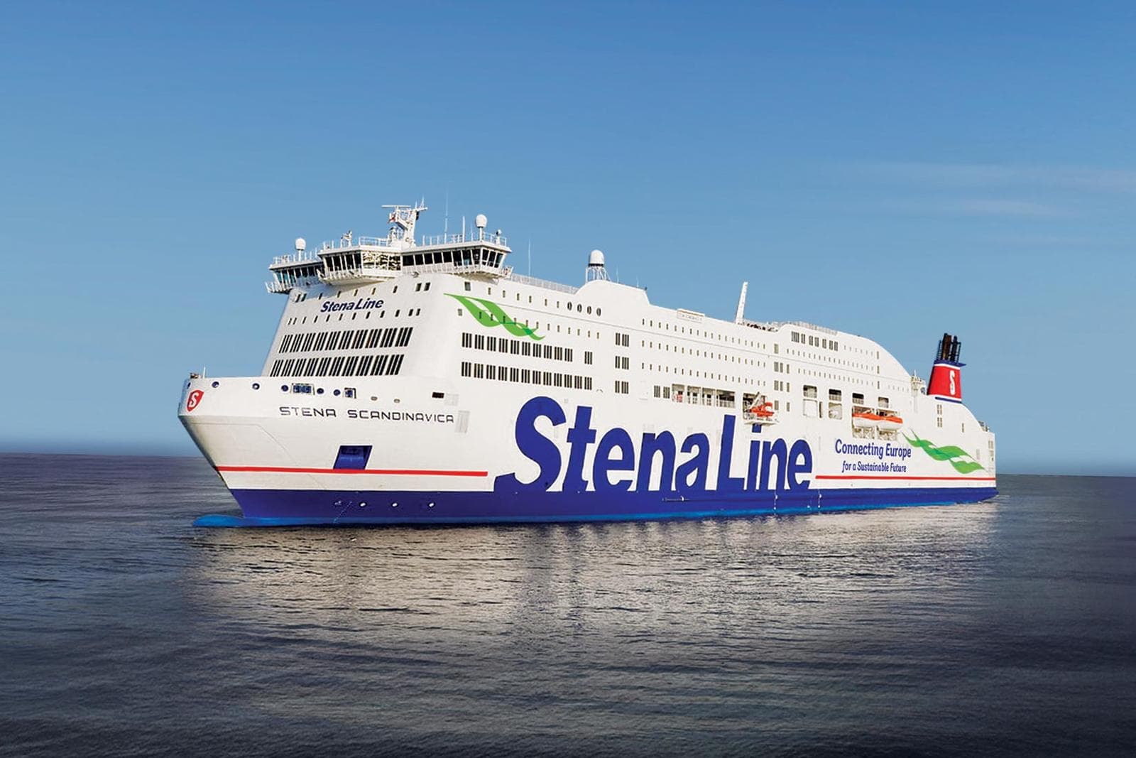 Ein Stena Line-Fähre gleitet auf ruhiger See, unterwegs zwischen Schweden und Deutschland.