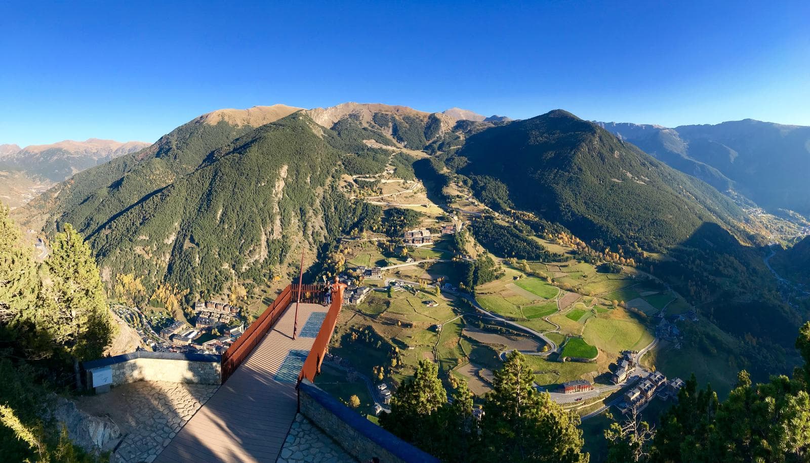 Blick auf die Andorra-Berge, grüne Täler und blauer Himmel.