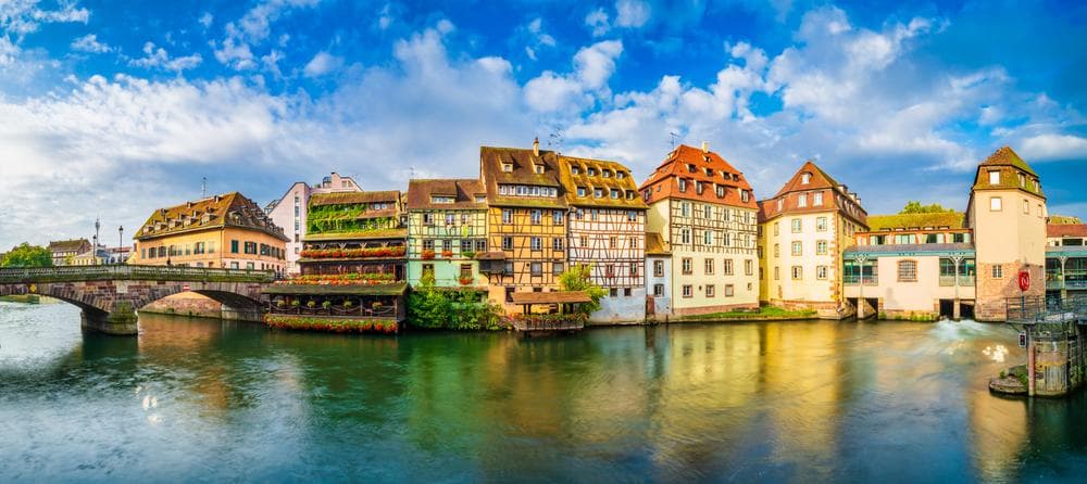 Fachwerkhäuser am Fluss in Straßburg, Frankreich, bei sonnigem Wetter.