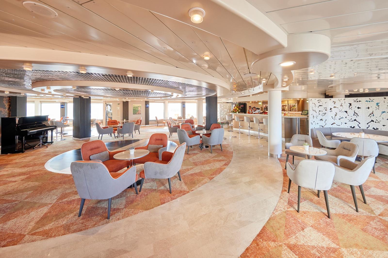 Elegante Lounge auf einem Kreuzfahrtschiff; lädt zum Entspannen auf hoher See ein.