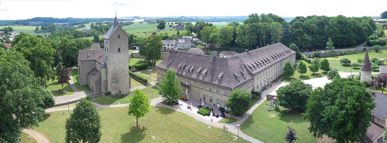 Historischer Klosterkomplex bei Euskirchen, Deutschland, umgeben von grüner Landschaft.