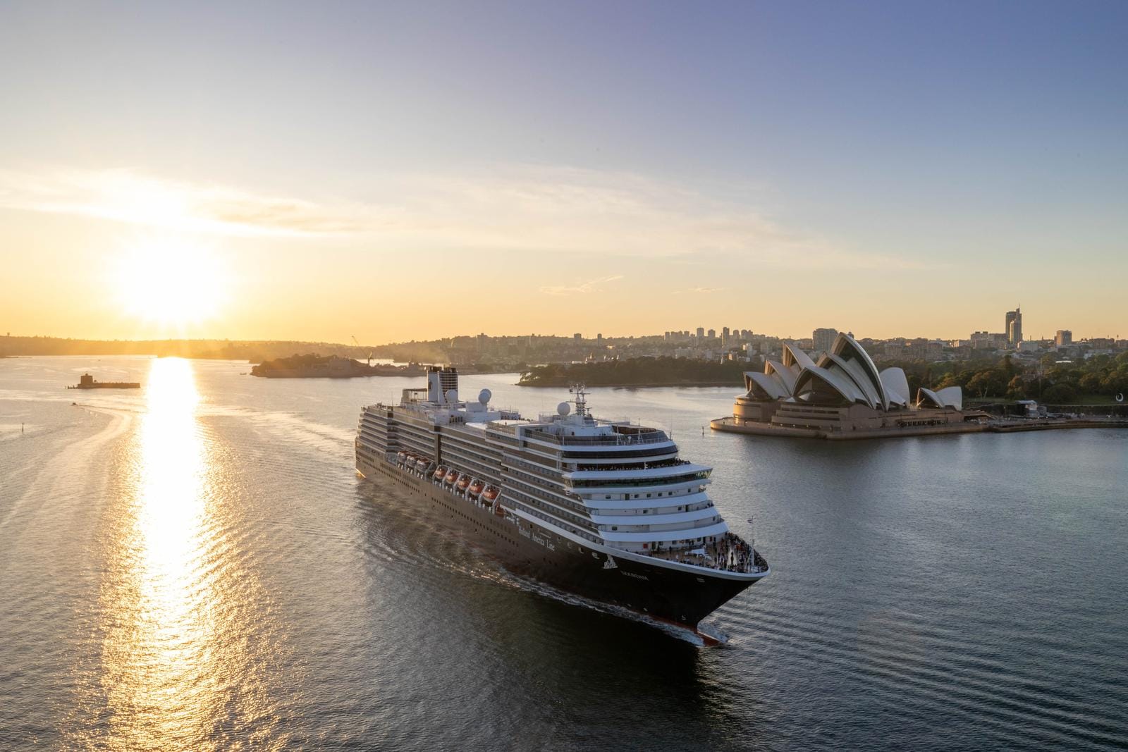 Kreuzfahrtschiff vor dem Sydney Opera House bei Sonnenuntergang, Australien.