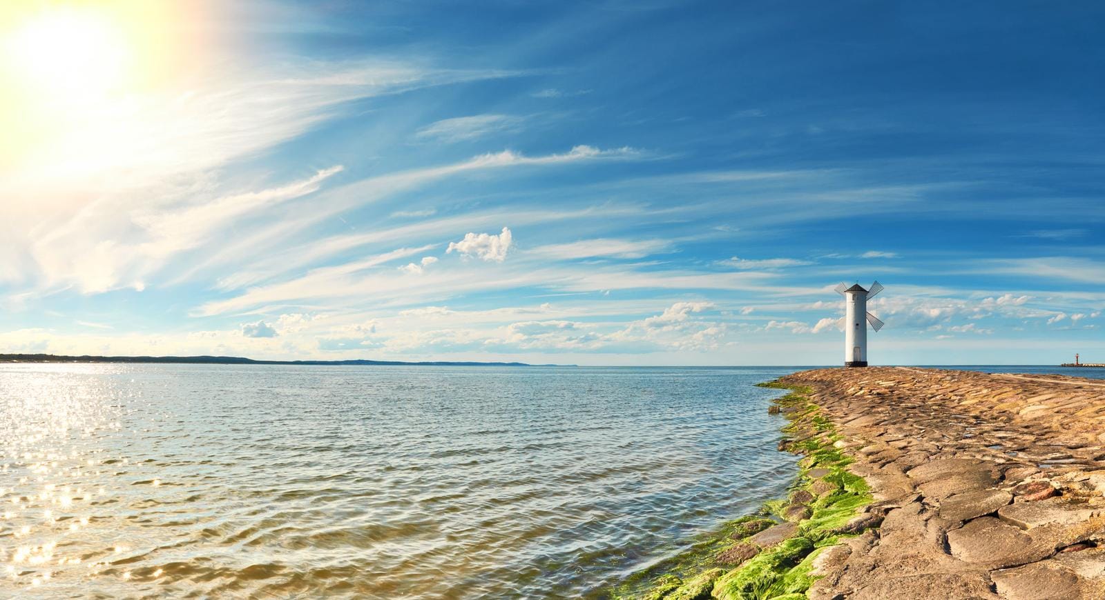 Leuchtturm Stawa Młyny an der Ostsee, Świnoujście, Polen, bei sonnigem Wetter.