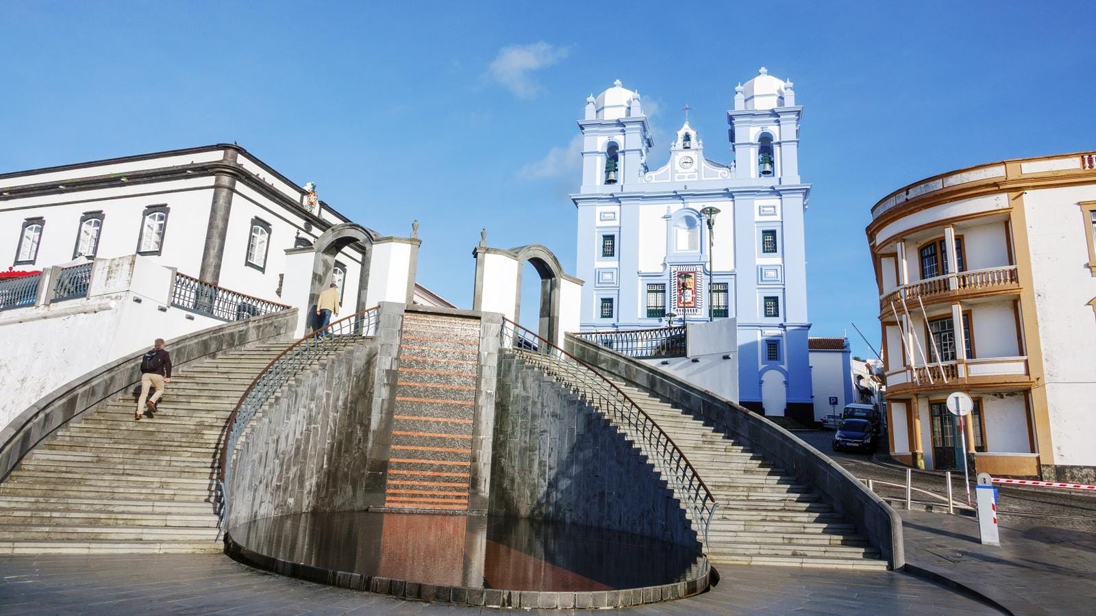 Treppenaufgang zur blauen Kirche in Ponta Delgada, Azoren, bei klarem Himmel.