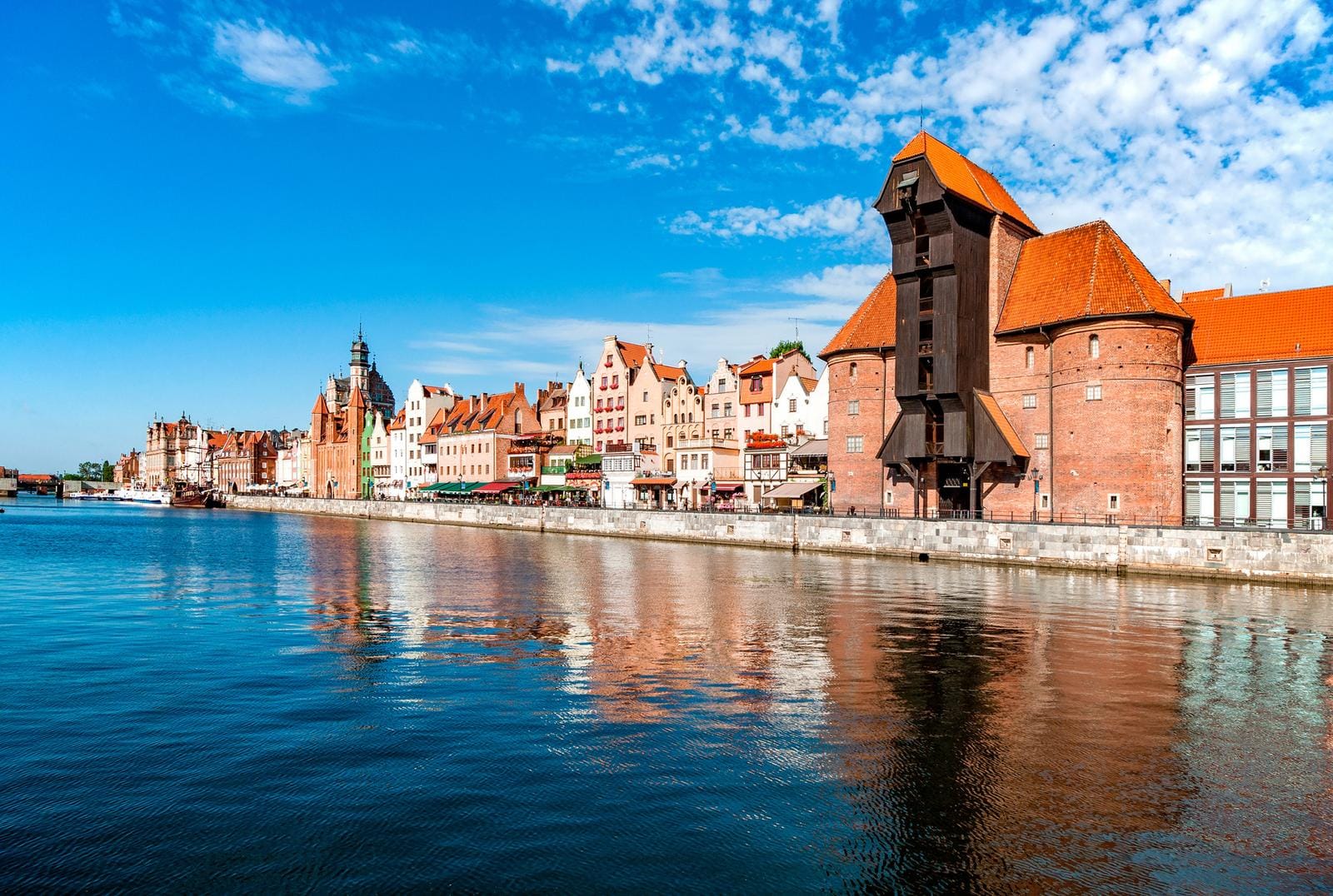 Historische Hafenpromenade mit bunten Fassaden, Krantor in Danzig, Polen.