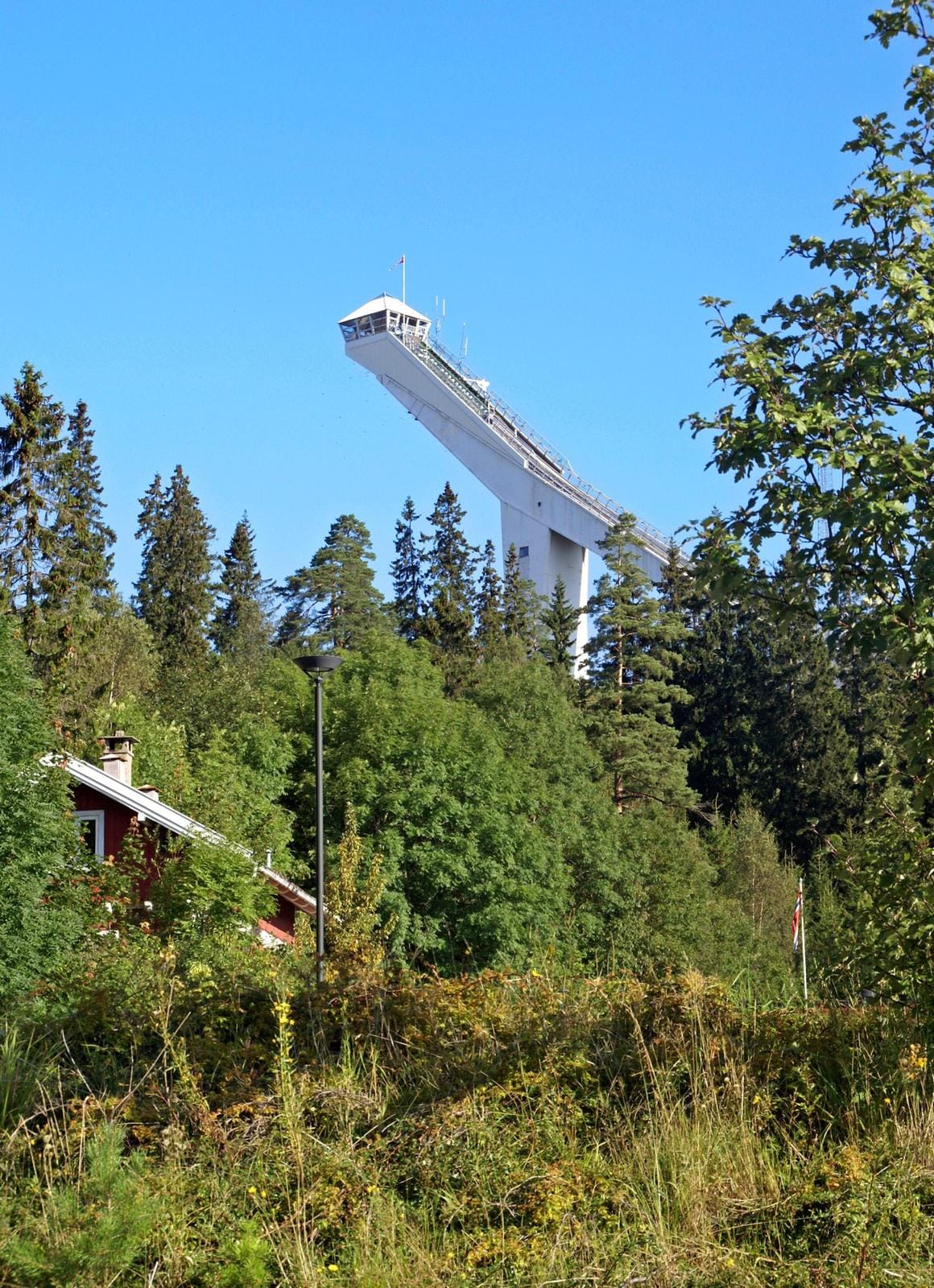 Holmenkollbakken Skisprungschanze in Oslo, Norwegen, vor einem Waldhintergrund.