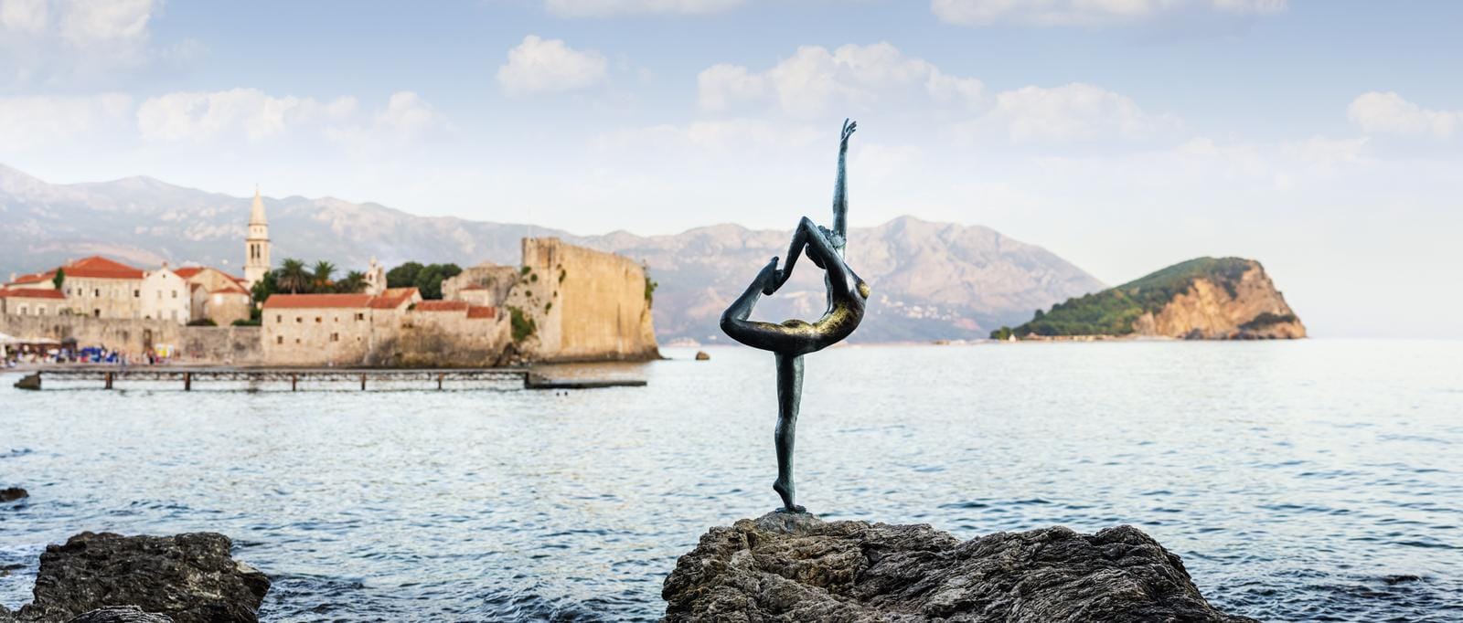 Die berühmte Tänzerinnen-Statue vor der Altstadt von Budva verkörpert das romantische Flair der Adriaküste.