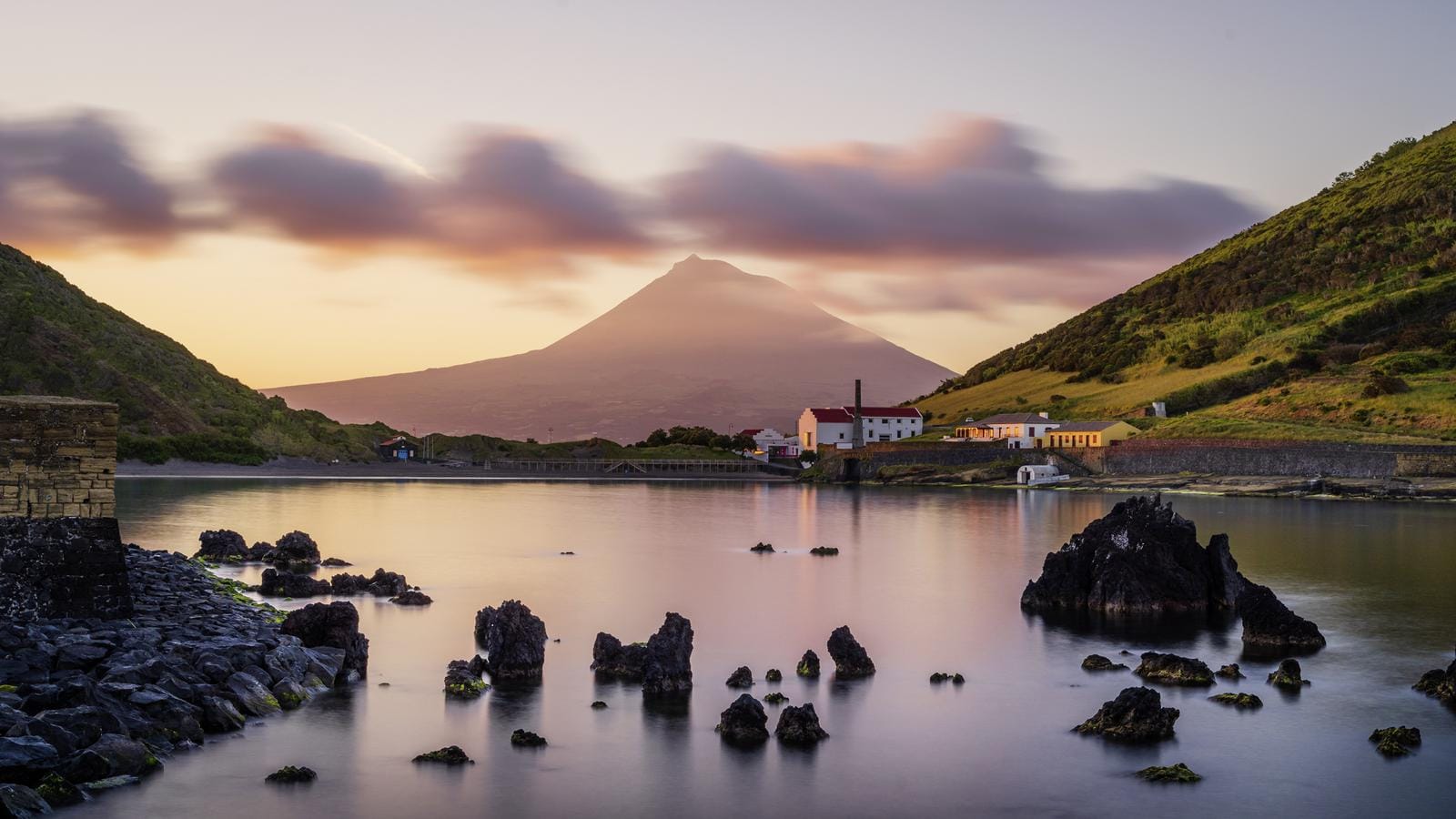 Pastellfarbener Sonnenuntergang über Vulkanlandschaft, Azoren, Portugal.