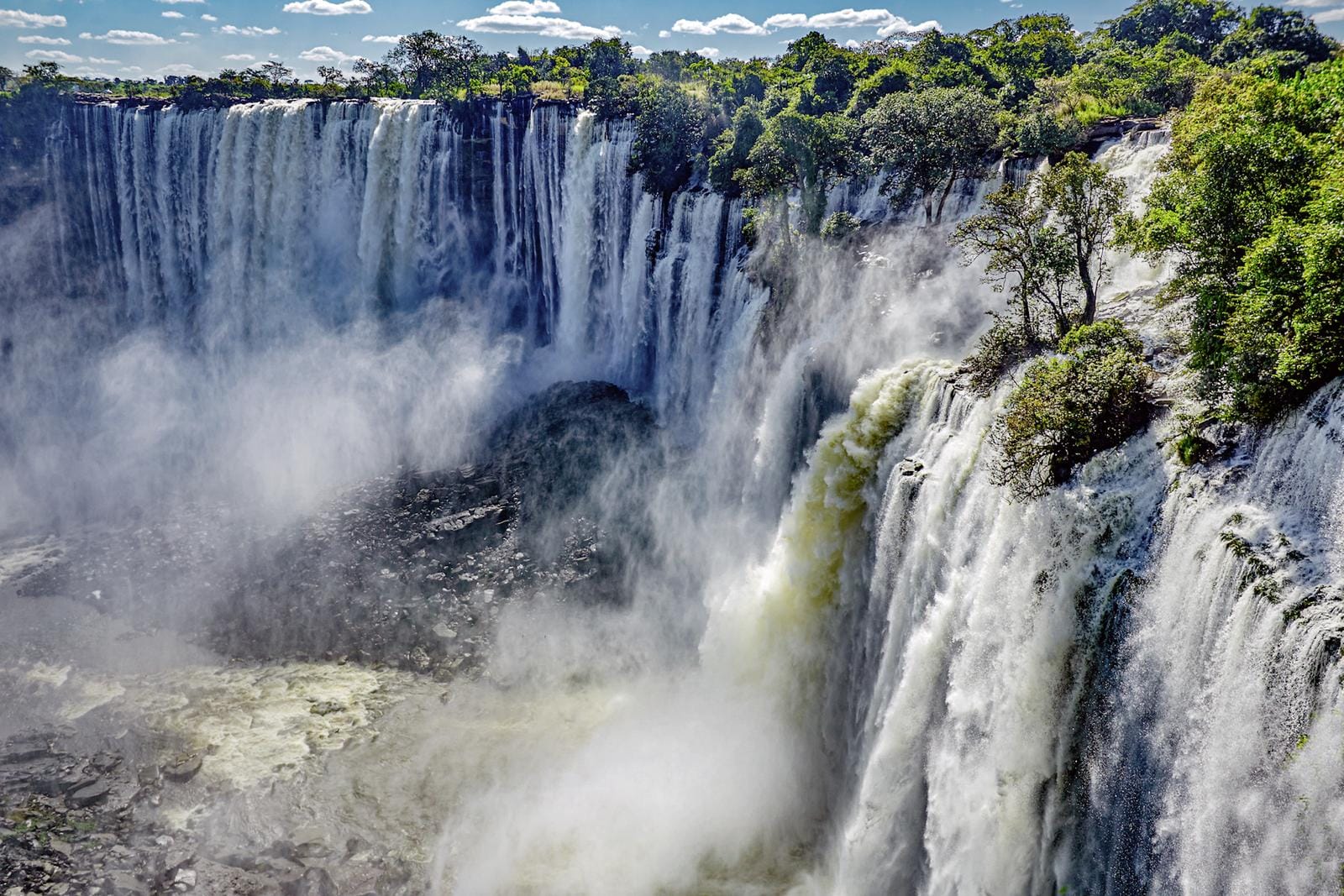 Die majestätischen Victoriafälle zählen zu den beeindruckendsten Naturschauspielen der Welt zwischen Sambia und Simbabwe.