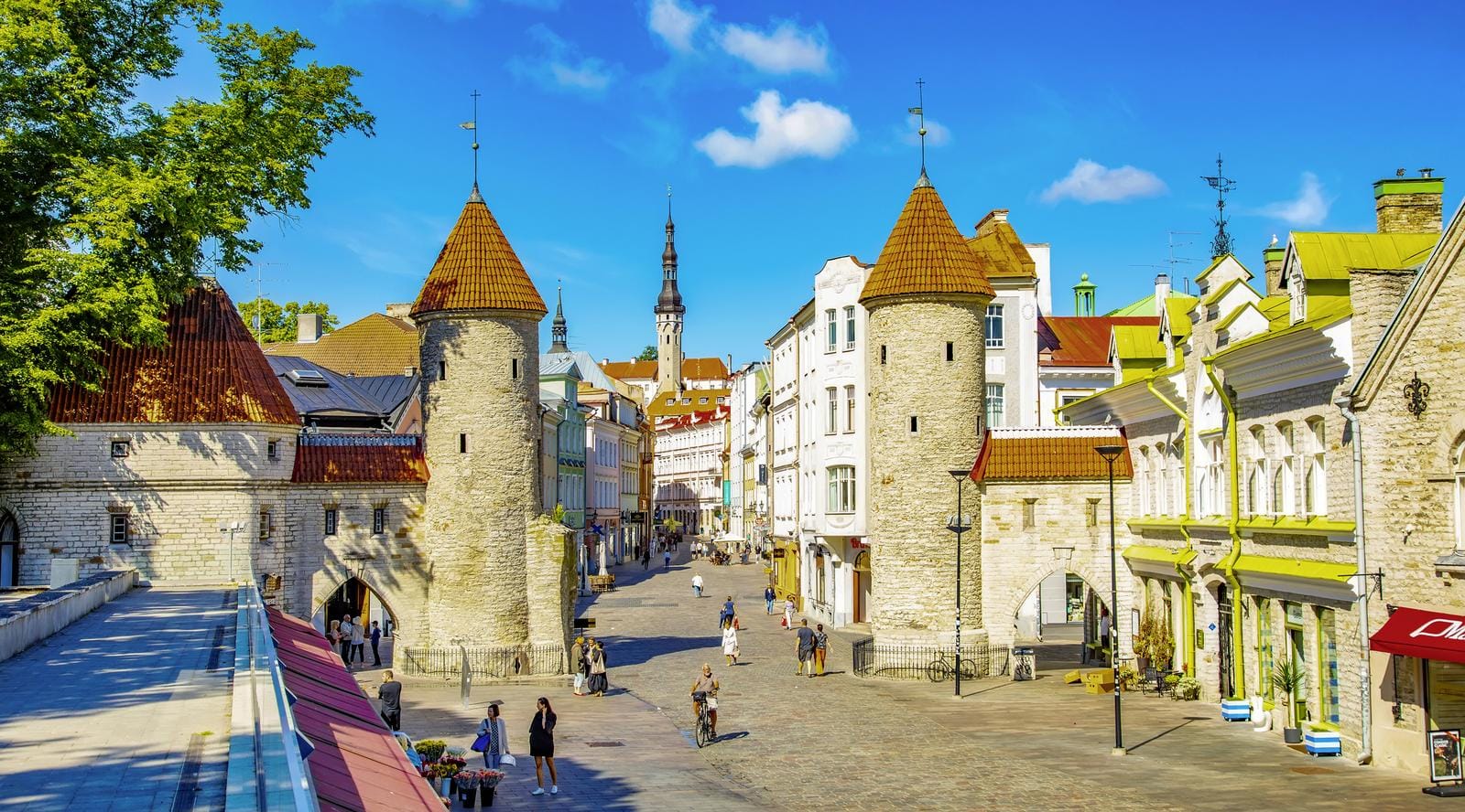 Die historischen Stadttore prägen das malerische Stadtbild der Altstadt von Tallinn