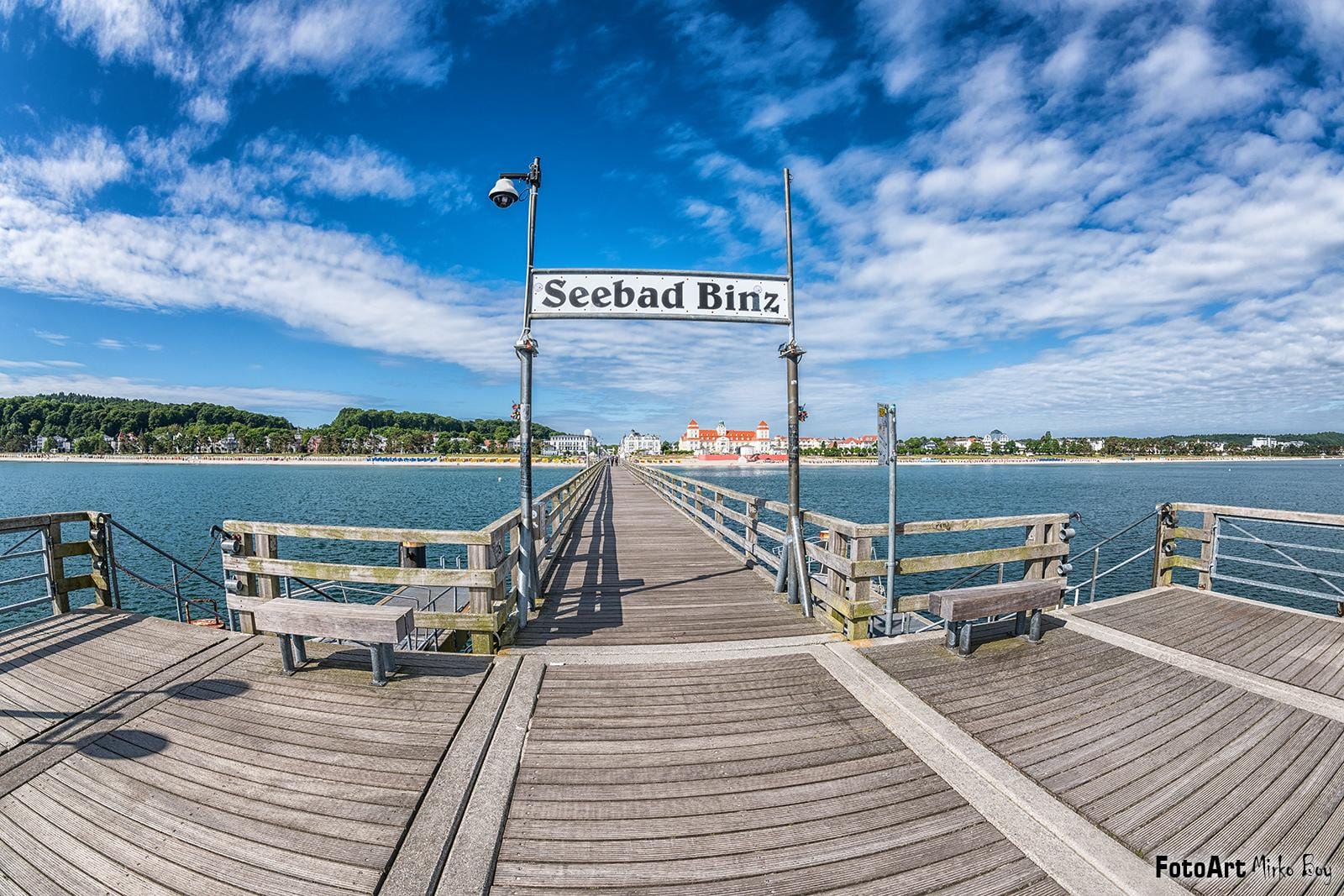 Seebrücke Binz, Rügen, Deutschland; Holzsteg mit Blick auf Strand und Kurhaus.