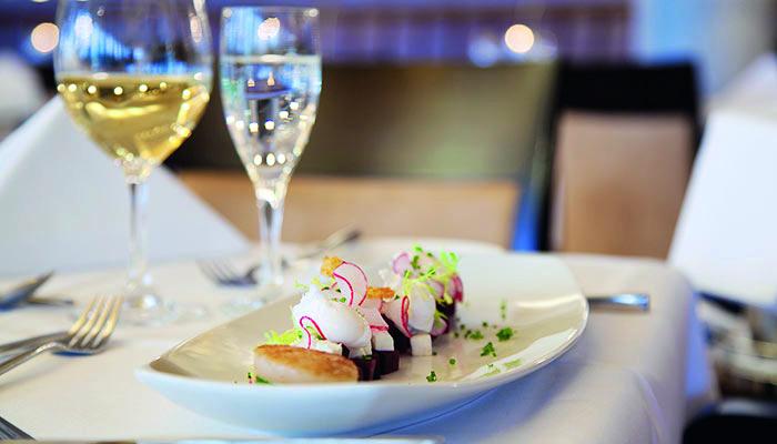 Feines Dinner im Restaurant im Hotel Ambassador auf St. Peter-Oerding