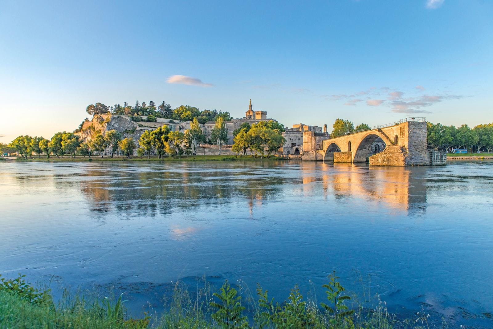 Der Pont Saint-Bénézet in Avignon, Frankreich, spiegelt sich im sanften Flusswasser.