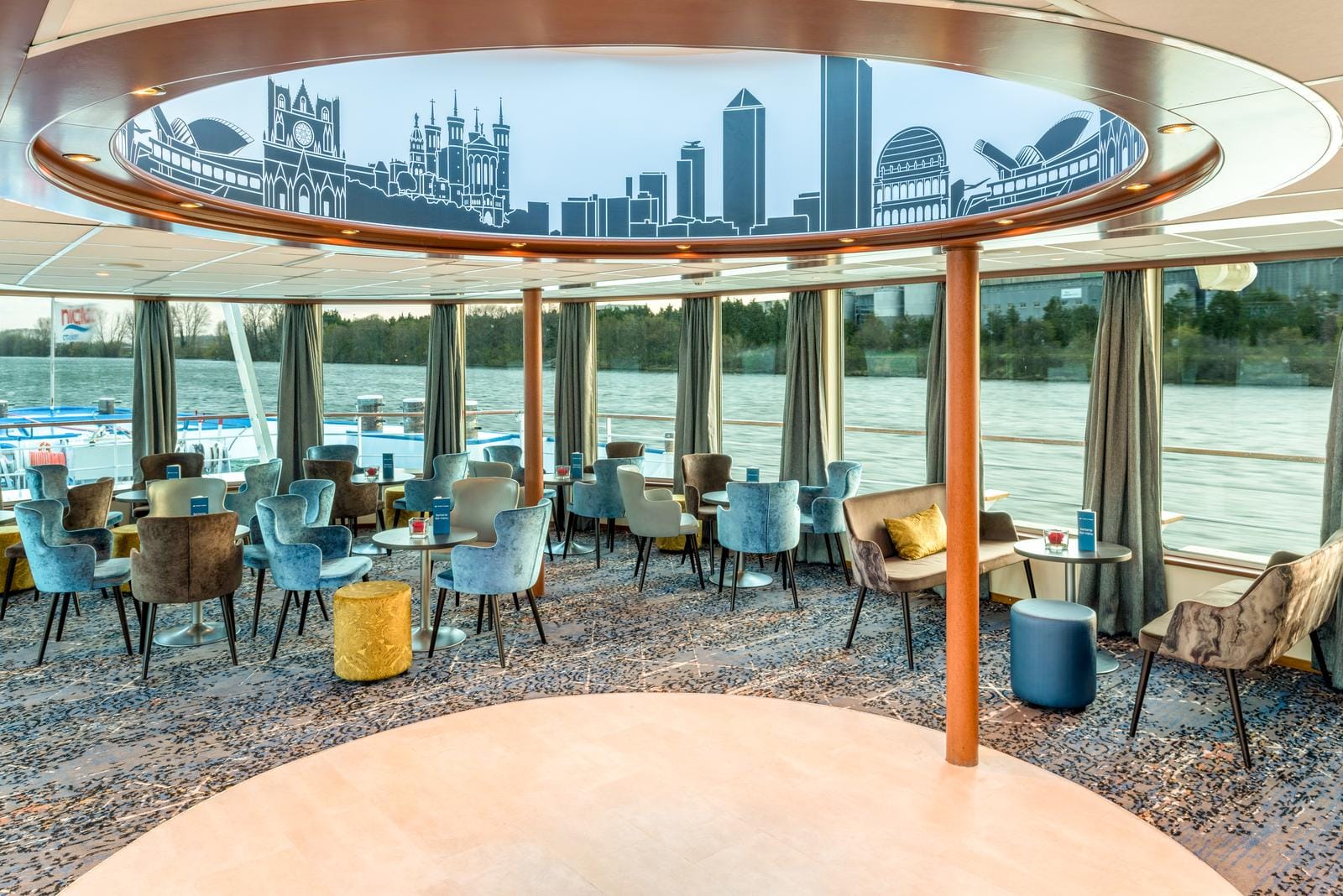 Eleganter Lounge-Bereich auf der BijouDu Rhonemit modernen blauen und grauen Sesseln.