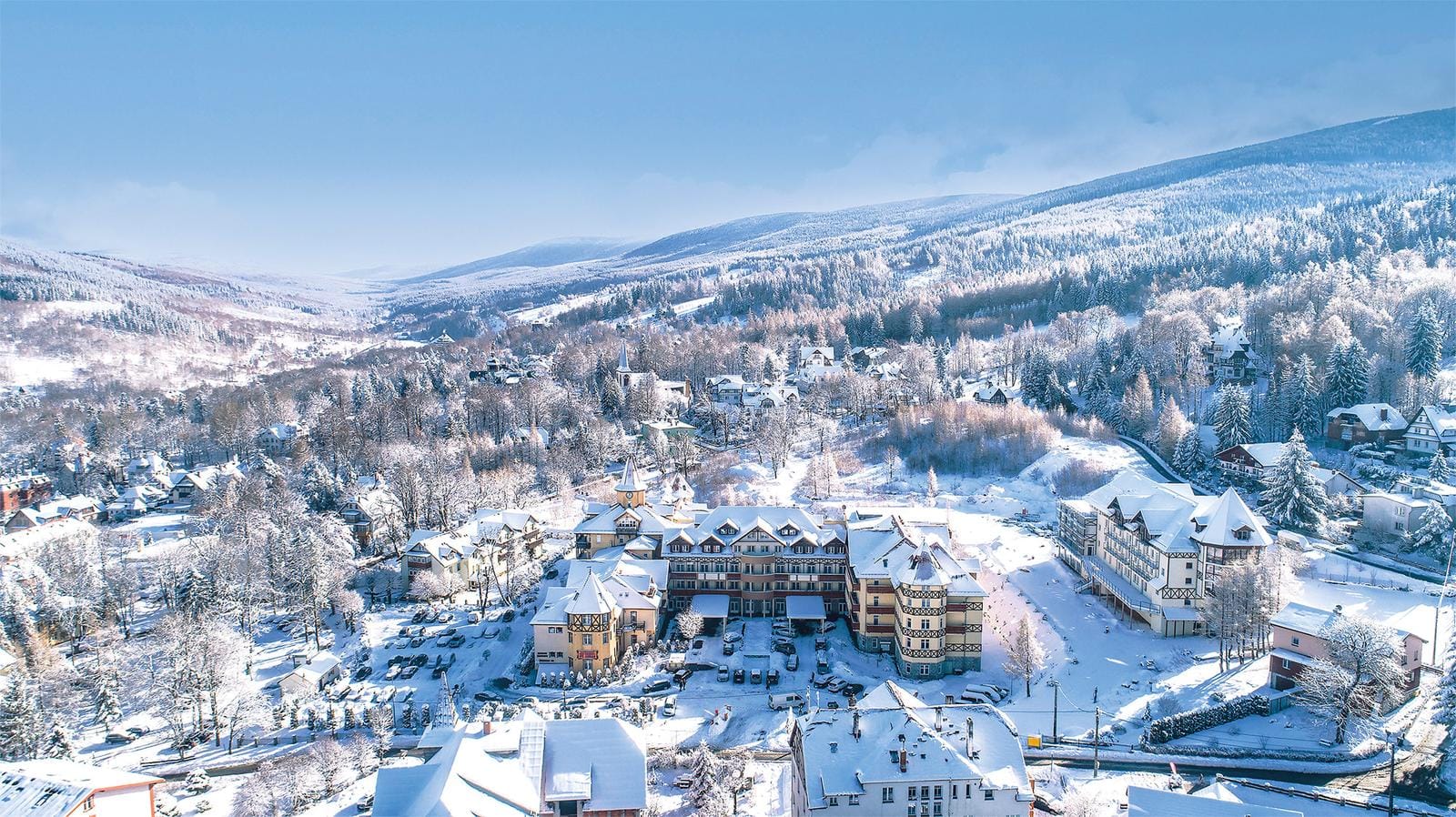 Verschneites Winterdorf in den Bergen, Tschechien; idyllische Landschaft, klare Himmel.