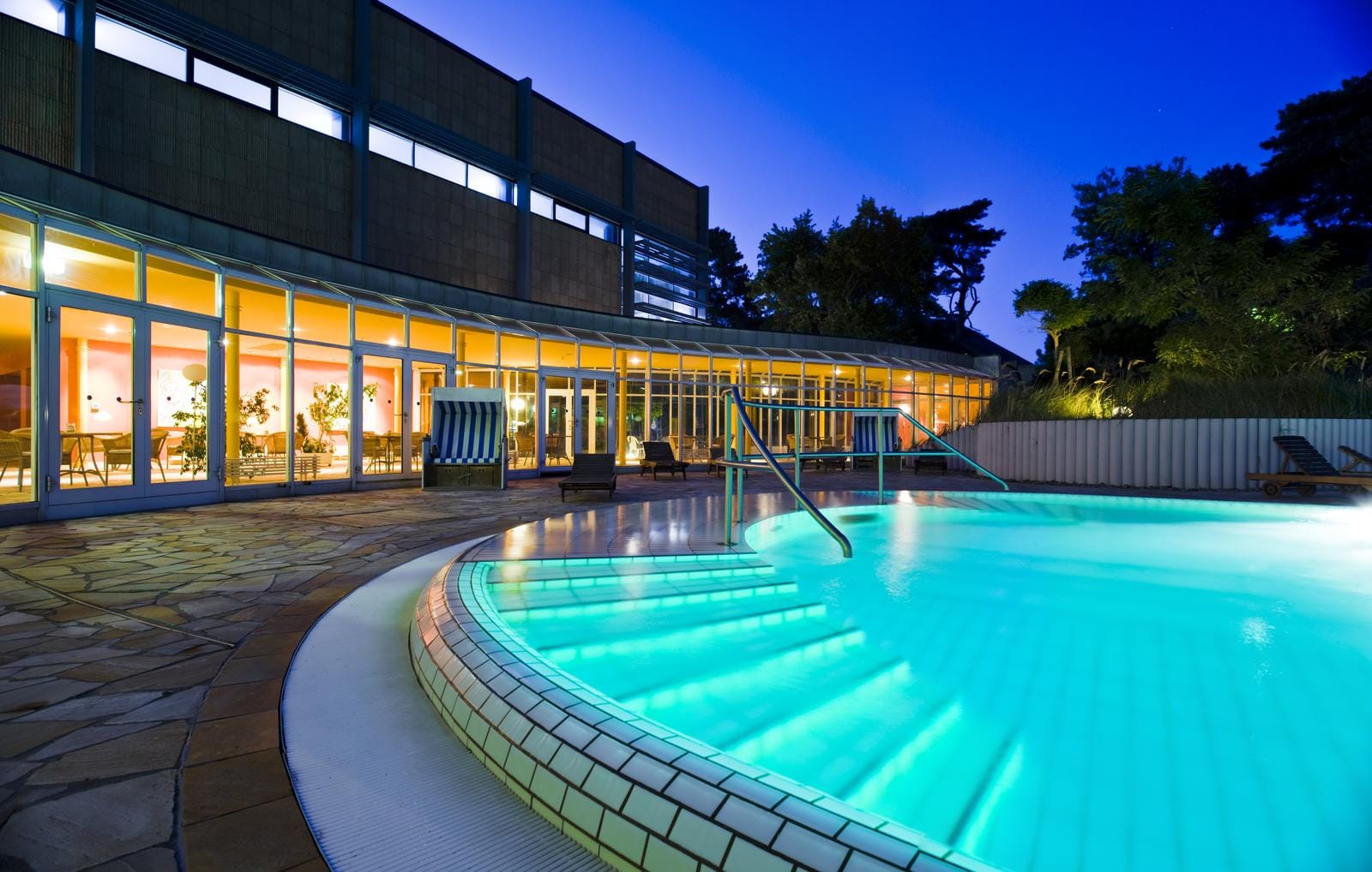 Beleuchteter Pool bei Nacht in einem Wellnesshotel, ideal für Entspannung
