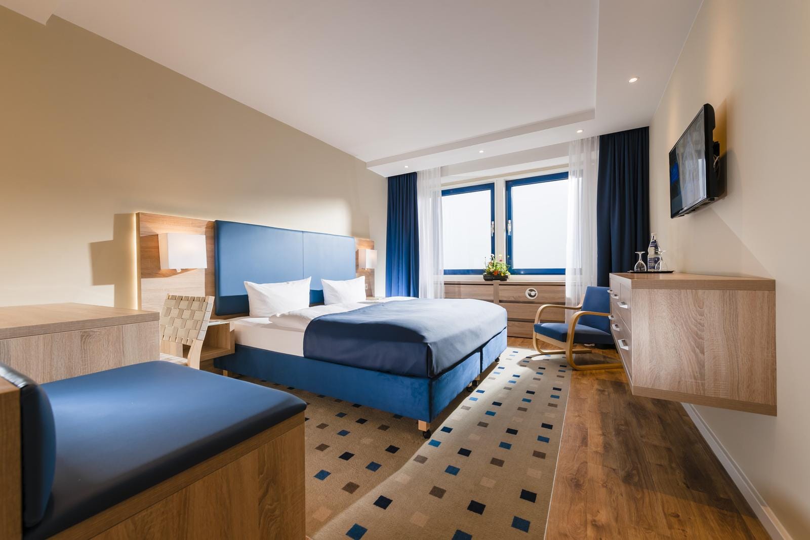 Modernes Hotelzimmer mit blauem Interieur, ideal für einen entspannten Urlaub
