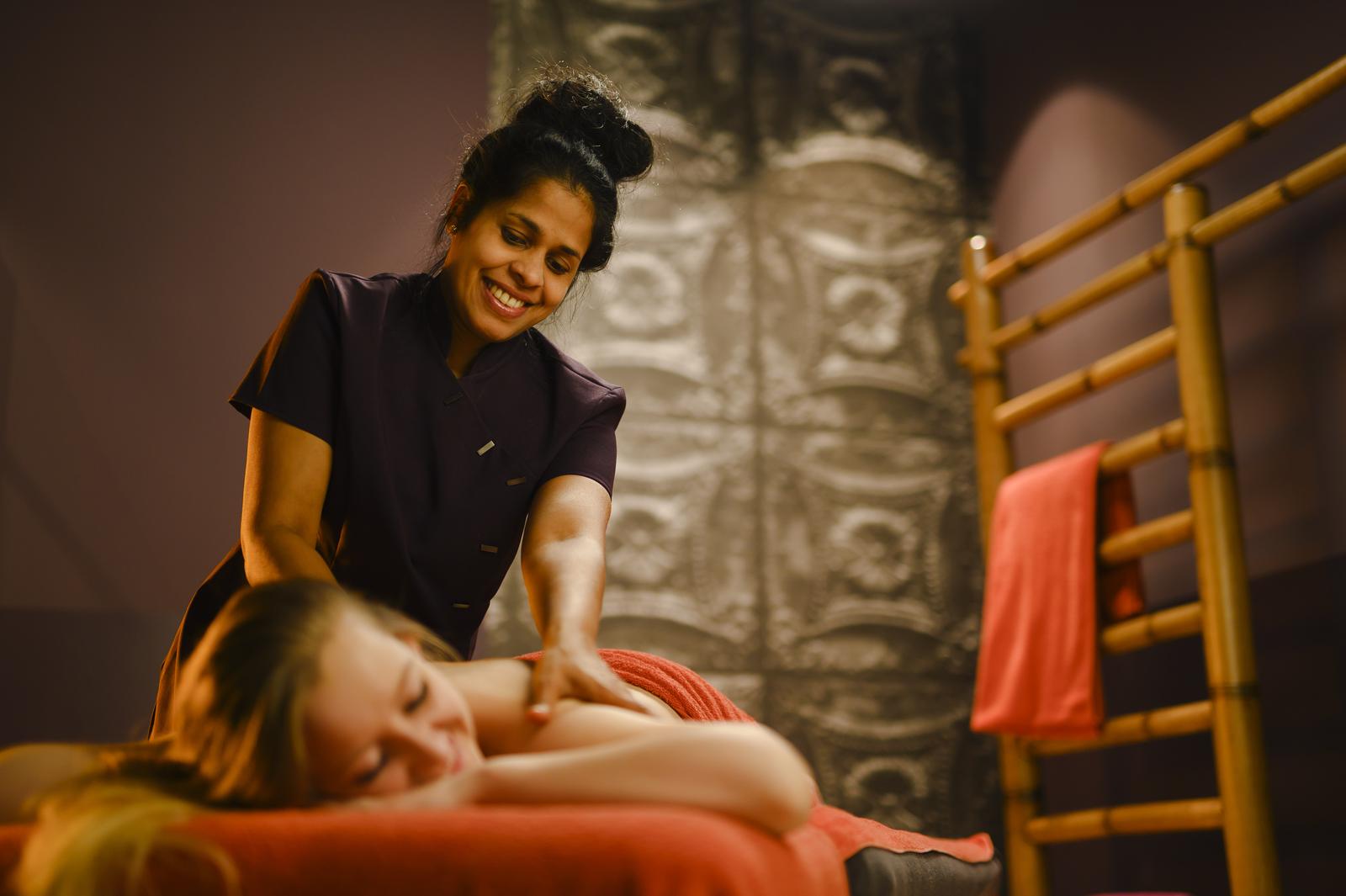 Frau genießt entspannende Massage im Spa, perfekte Erholung