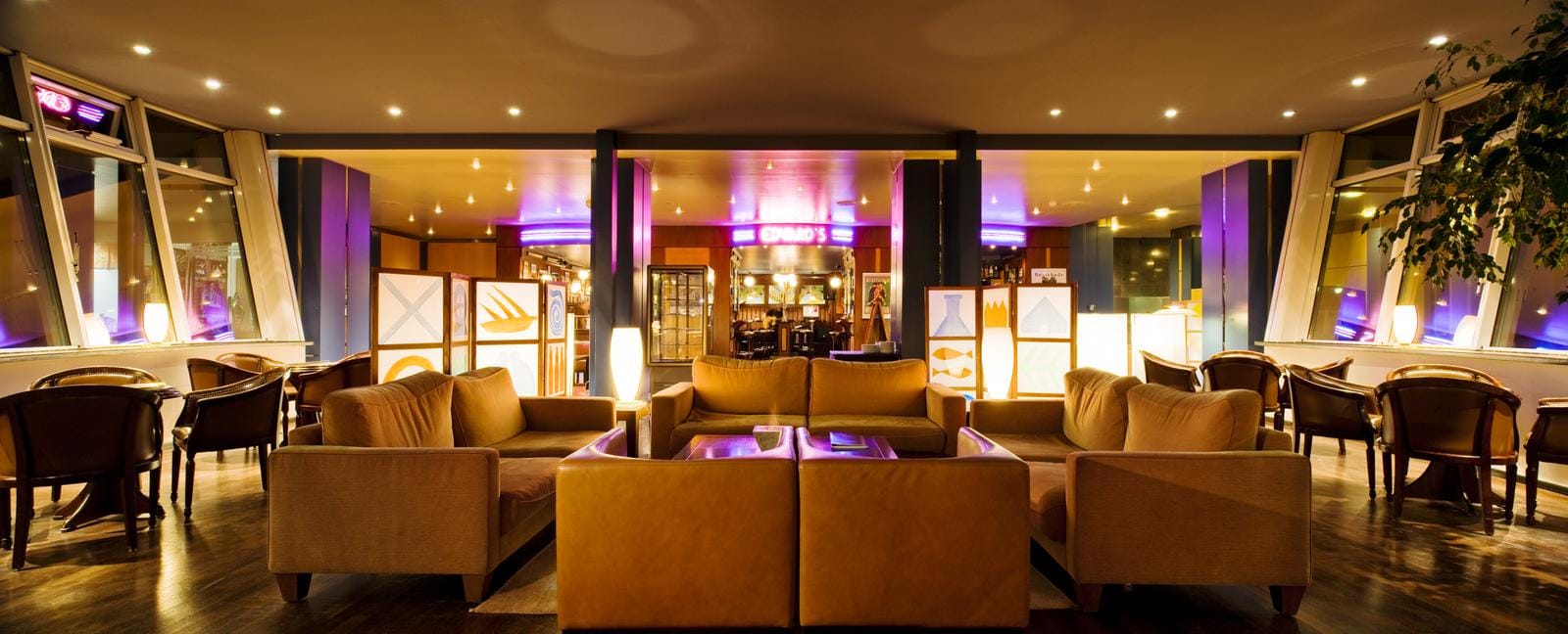 Gemütliche Lounge in einem modernen Hotel, ideal für entspannte Abende.