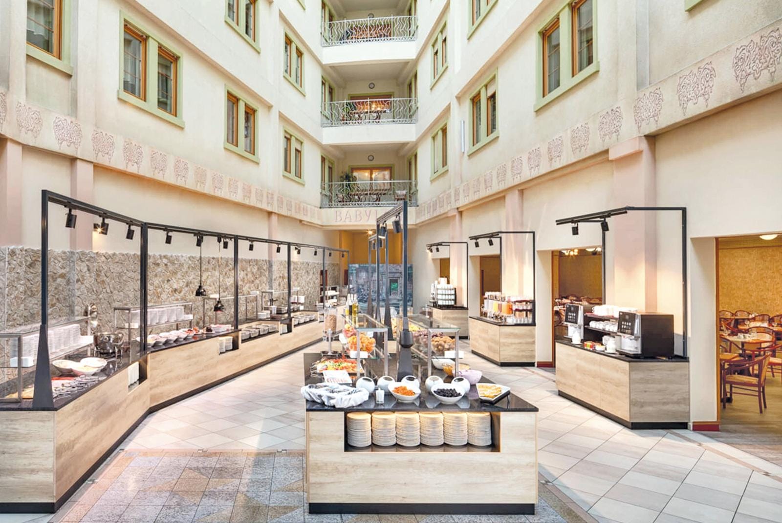 Helles Hotelbuffet mit warmem Licht, modernem Design und vielfältigem Frühstücksangebot.