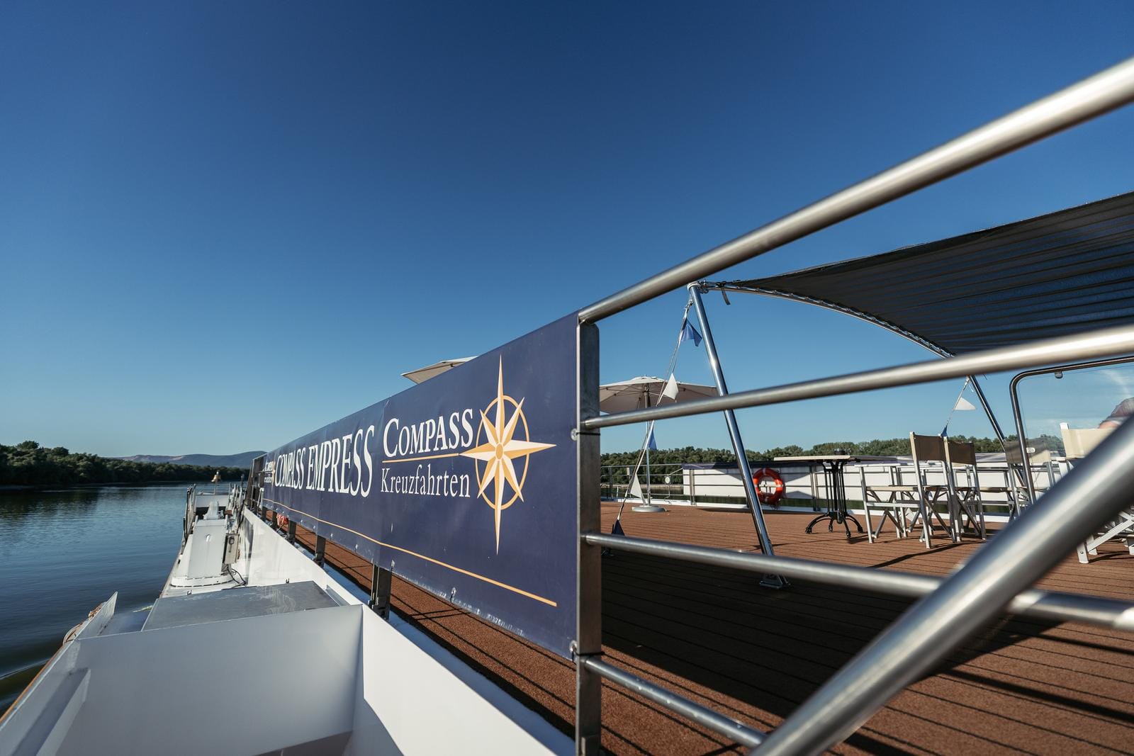 Flusskreuzfahrt auf der Donau, sonniger Tag, ruhige Wasser, ideal für Entspannung in Europa.