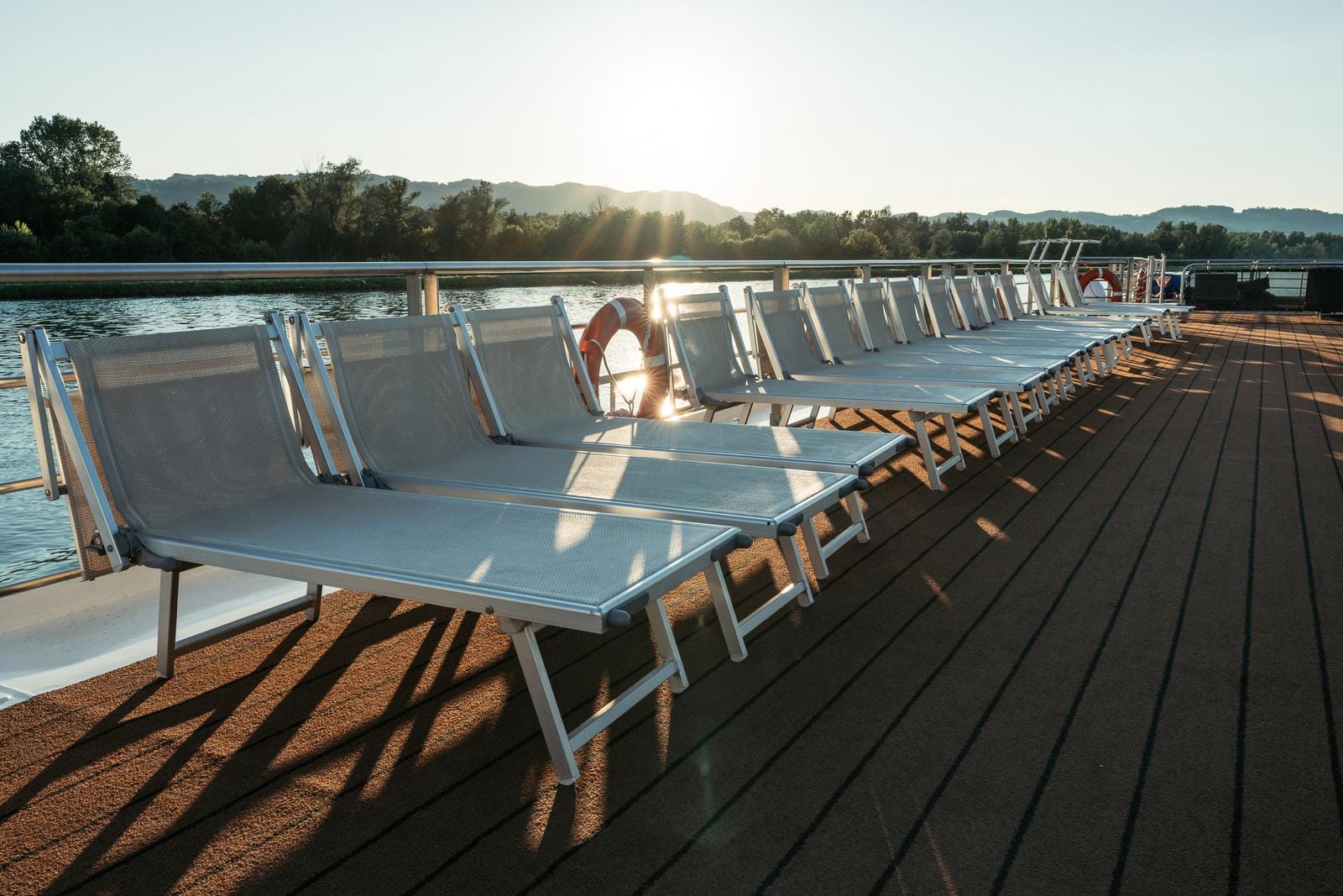 Sonnenuntergang auf einem Flusskreuzfahrtschiff in Österreich, ruhige Aussicht genießen.