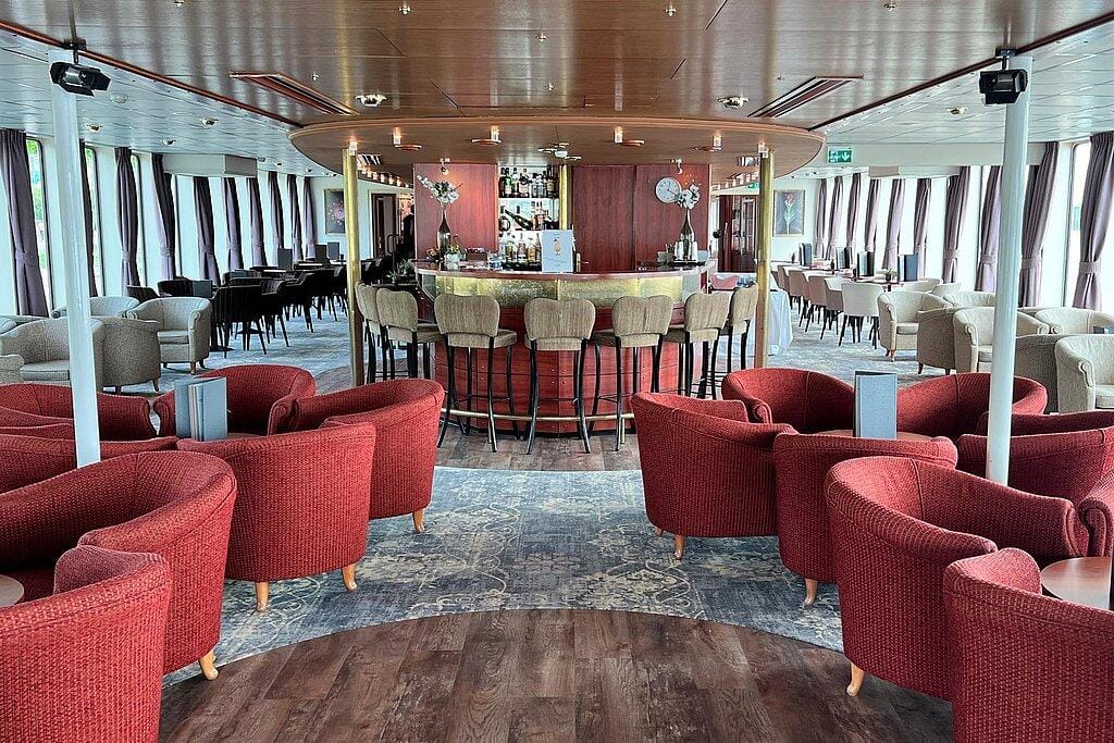 Gemütliche Lounge auf einem Kreuzfahrtschiff, ideal für Flussfahrten in Europa.