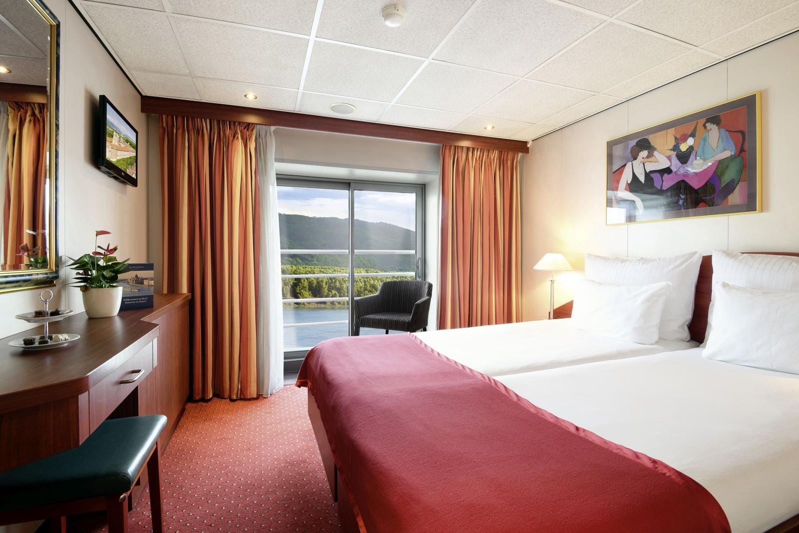 Elegantes Hotelzimmer mit Flussblick in Deutschland; ideal zum Entspannen und Genießen.