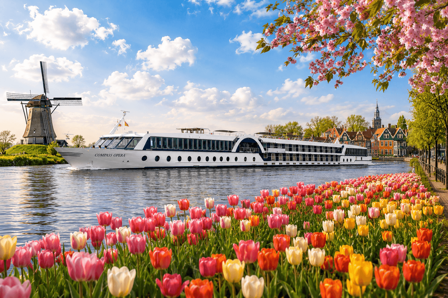 Flusskreuzfahrtschiff vor einer Windmühle, Tulpen und blühende Bäume, Niederlande.