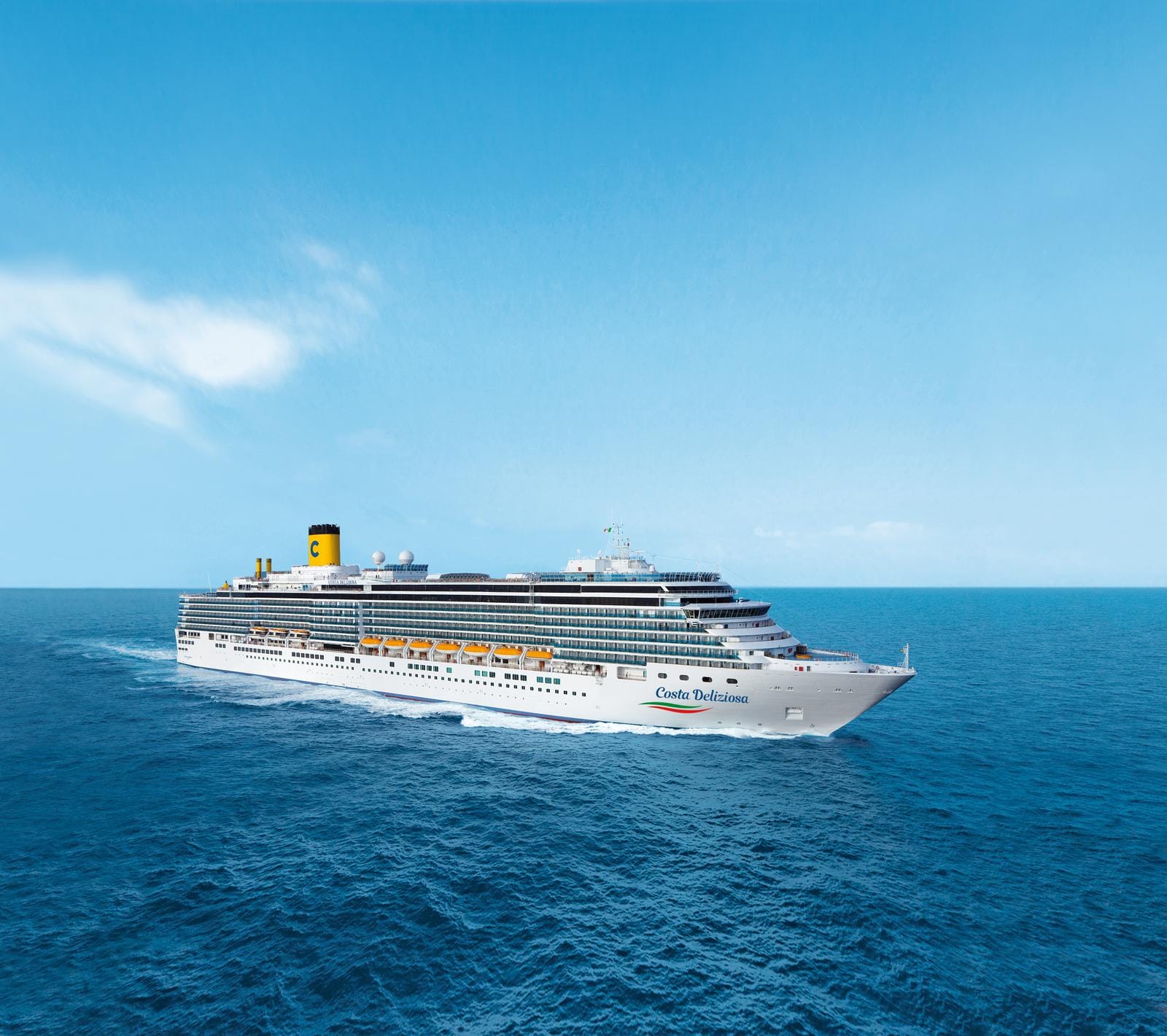 Kreuzfahrtschiff auf offenem Meer unter klarem, blauem Himmel.