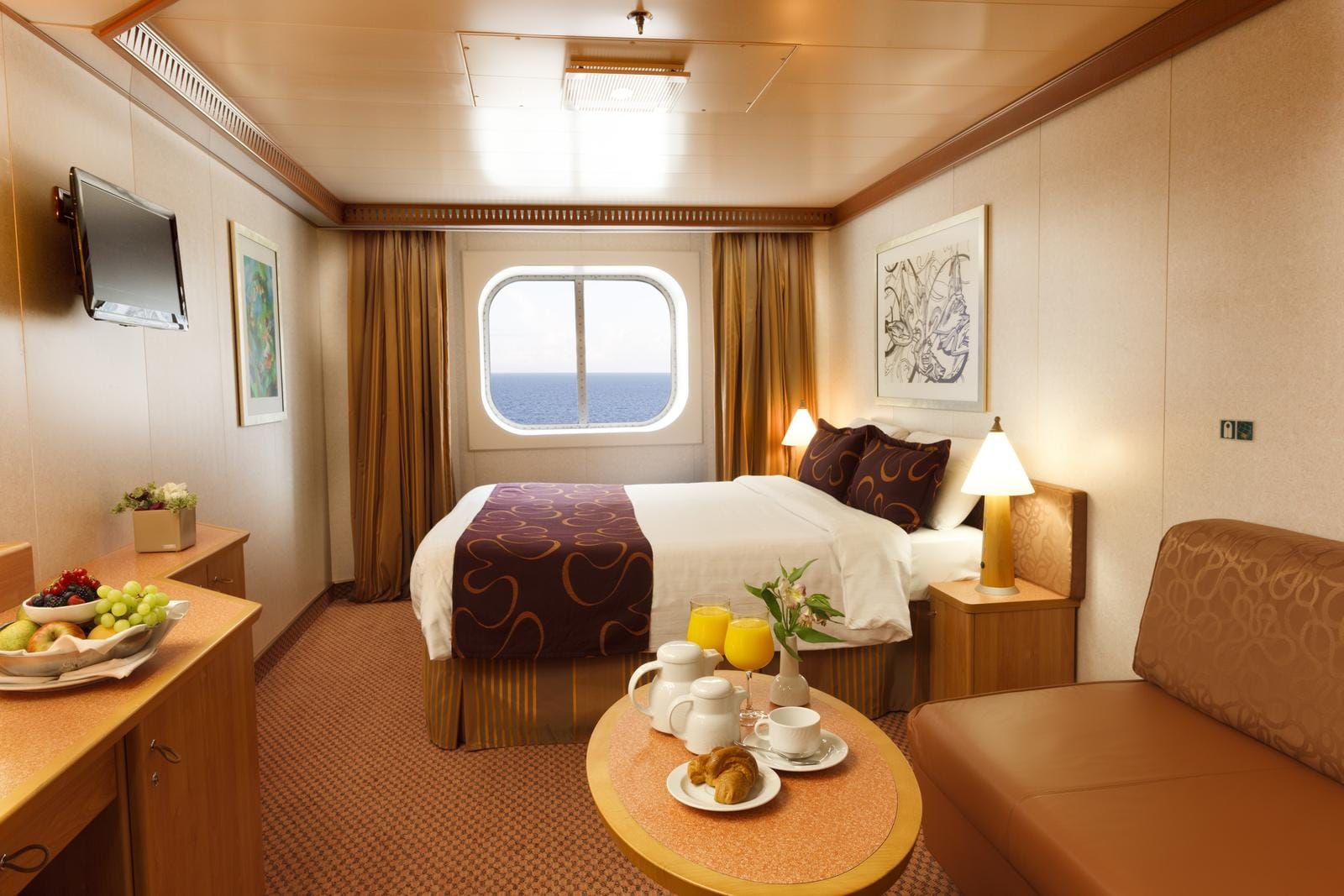 Gemütliche Kabine auf einem Kreuzfahrtschiff mit Meerblick, perfekt für eine Reise auf hoher See.