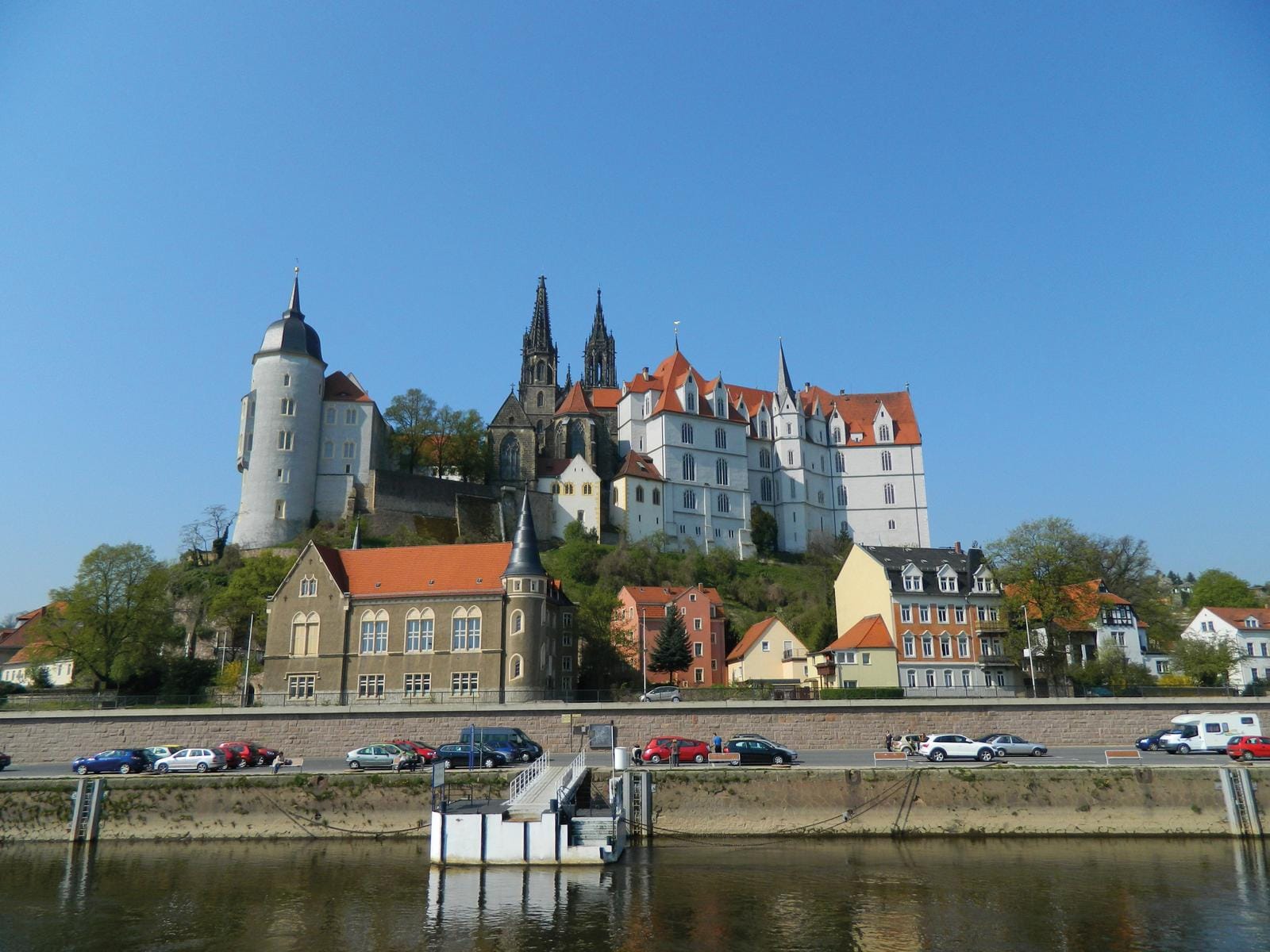 Burg Albrechtsburg in Meißen, Deutschland, mit blauen Himmel und roten Dächern.