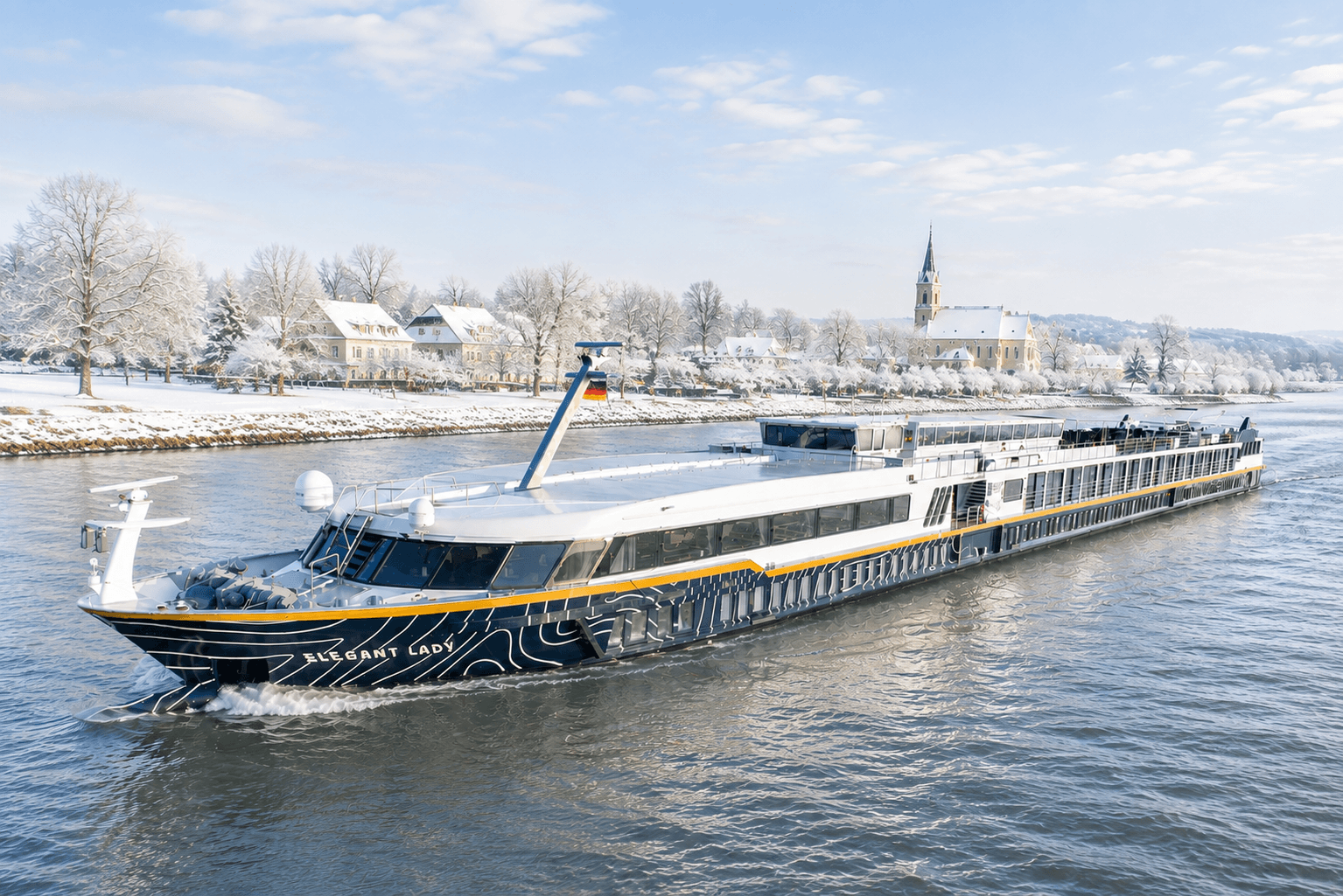 Ein modernes Flusskreuzfahrtschiff auf einem winterlichen Fluss, mit schneebedeckter Landschaft.
