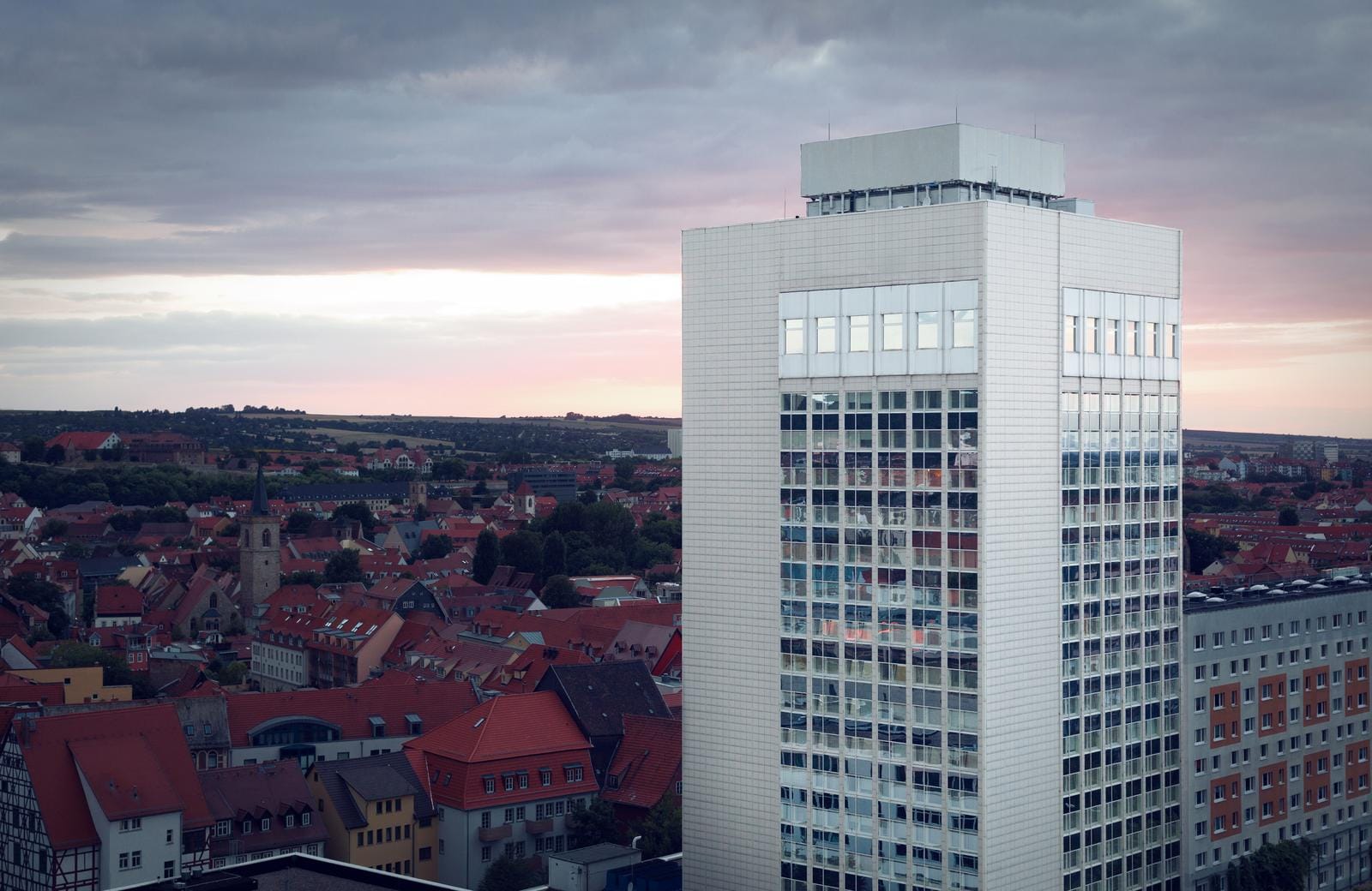 Moderner Hochhausturm in Erfurt, Deutschland, bei Abenddämmerung.