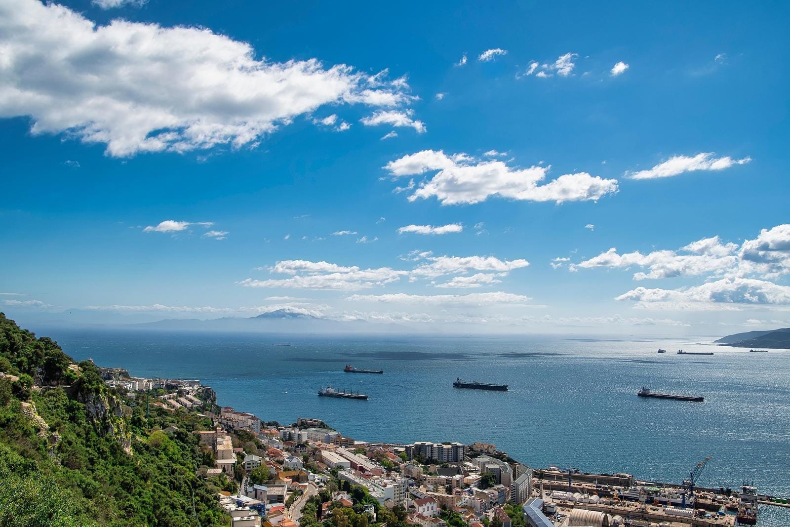 Panoramablick auf Gibraltar mit Küste, Meer und Schiffen bei klarem Himmel.