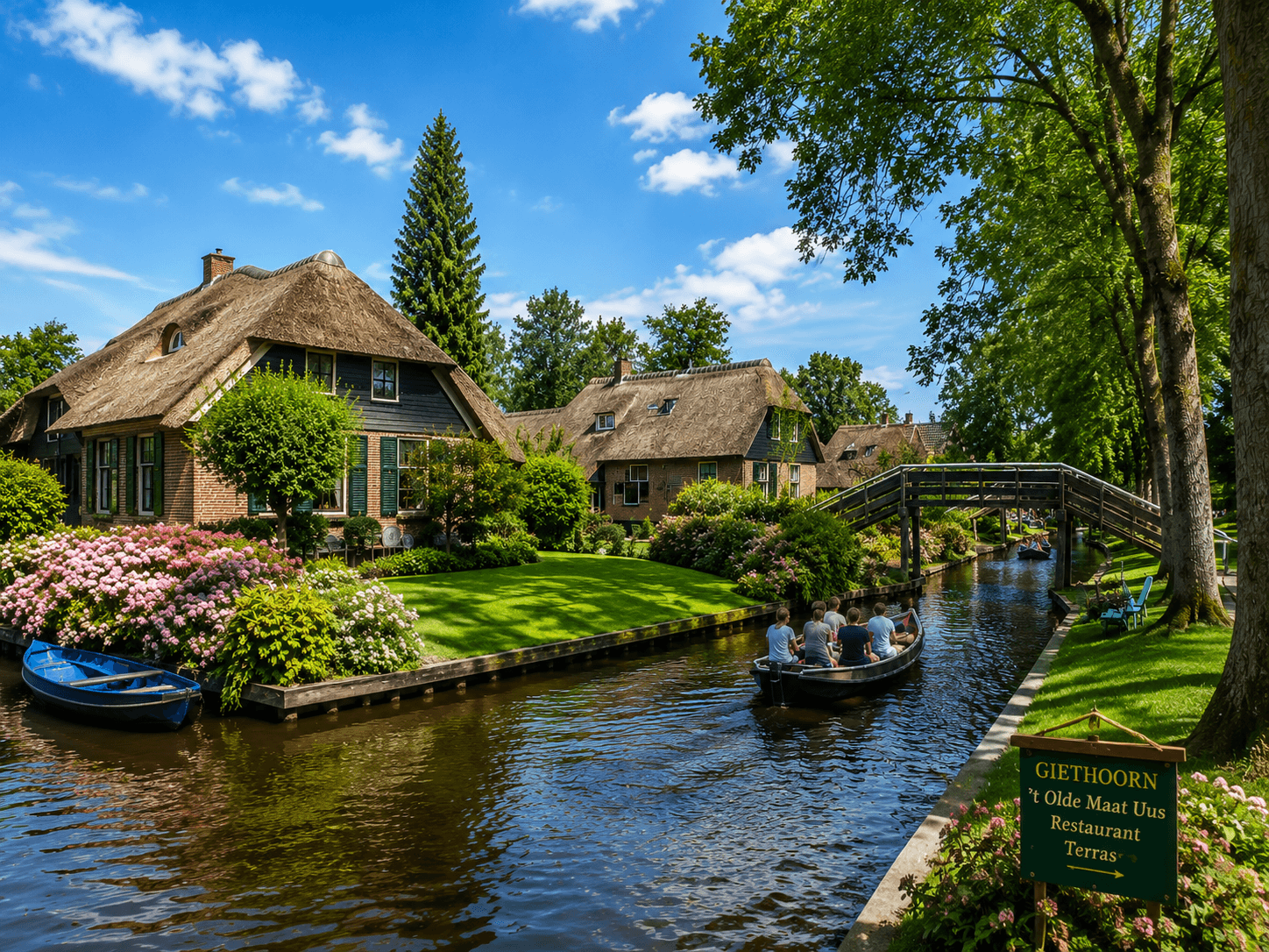 Giethoorn, Niederlande: Malerische Kanäle, reetgedeckte Häuser, üppige Gärten, Holzbrücke.