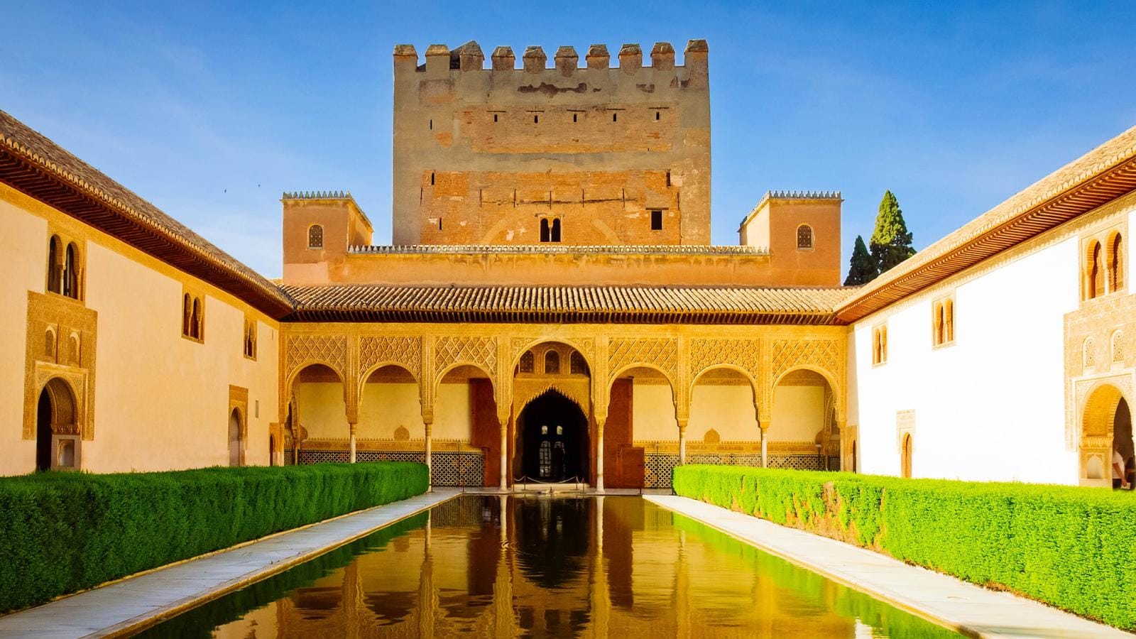 Alhambra, Granada, Spanien: maurische Architektur, Innenhof mit Wasserbecken, blaue Himmel.