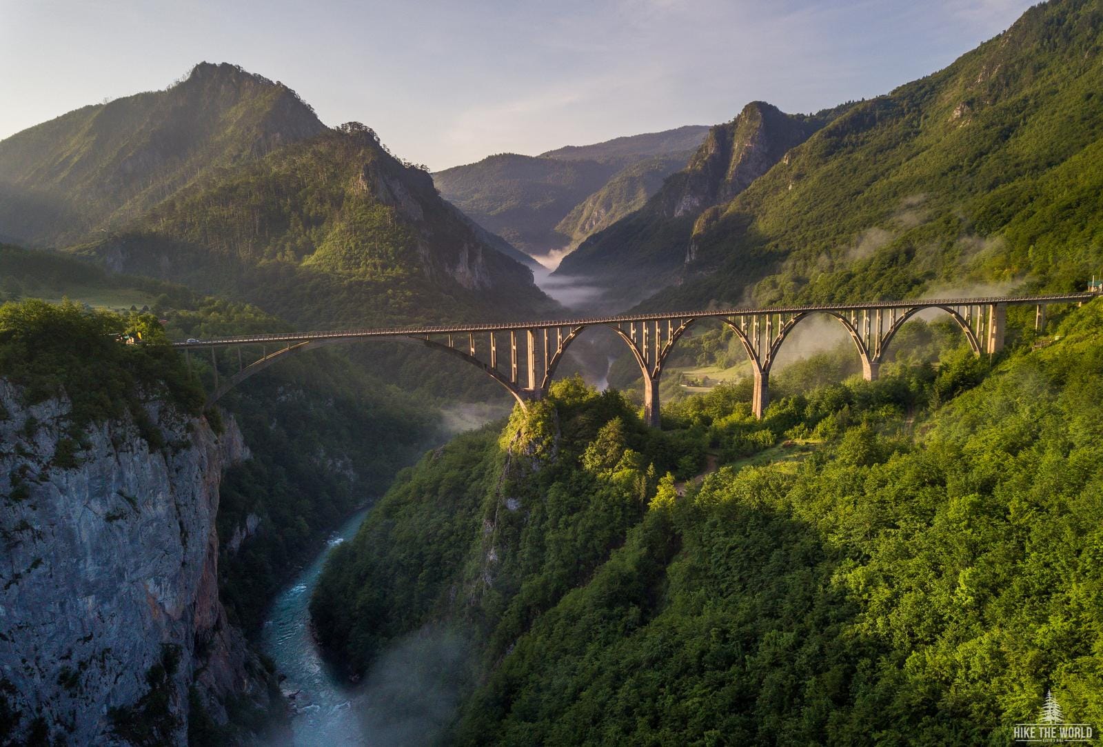 Montenegro, Durdevica Tara-Brücke über grüne Schlucht, Berge im Morgenlicht.