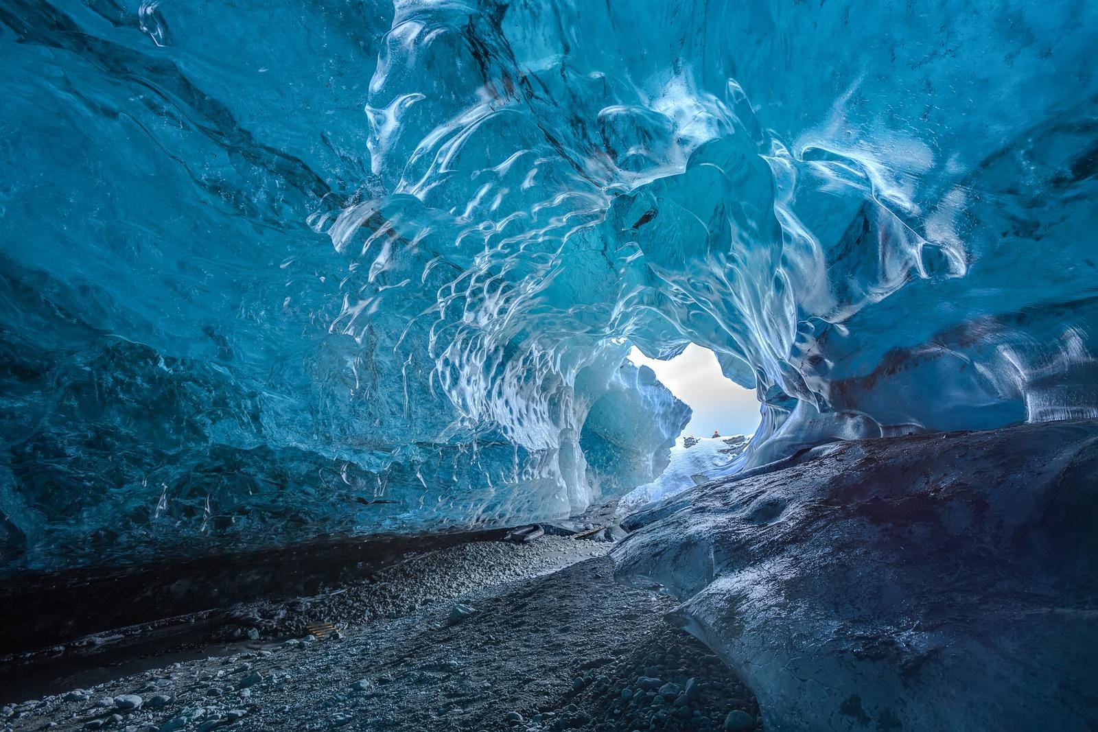 Blaue Eishöhle in Island, beeindruckendes Eisgeflecht, Licht durch Öffnung.